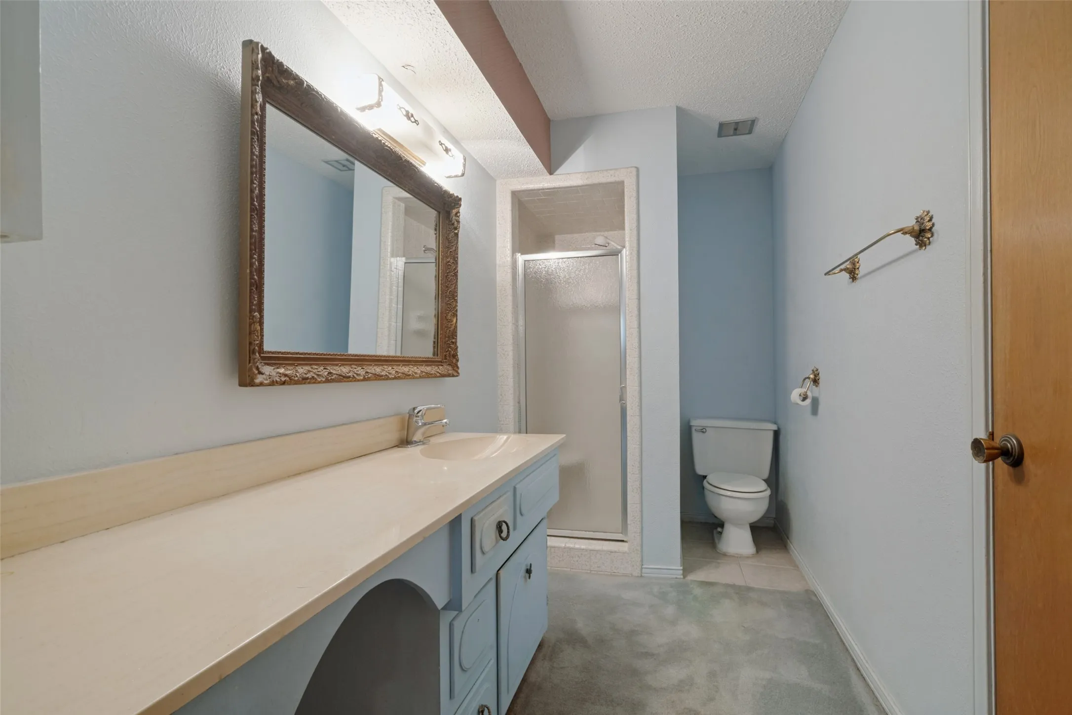 Single Family Residence For Sale in Dallas County , 1605 Clear Point Drive, Garland, Texas 75041, 3 Bedroom, 3 Bathroom, 2 Garage spaces, 2,105 Sqft, built in 1971, mls#21385642, Real Estate Agent in Garland, Homes For Sale in Dallas county, Homes For Sale in Garland, Realtor in Garland Texas, Real Estate Brokerage Independent Realty Texas, Luminita Cordes Realtor