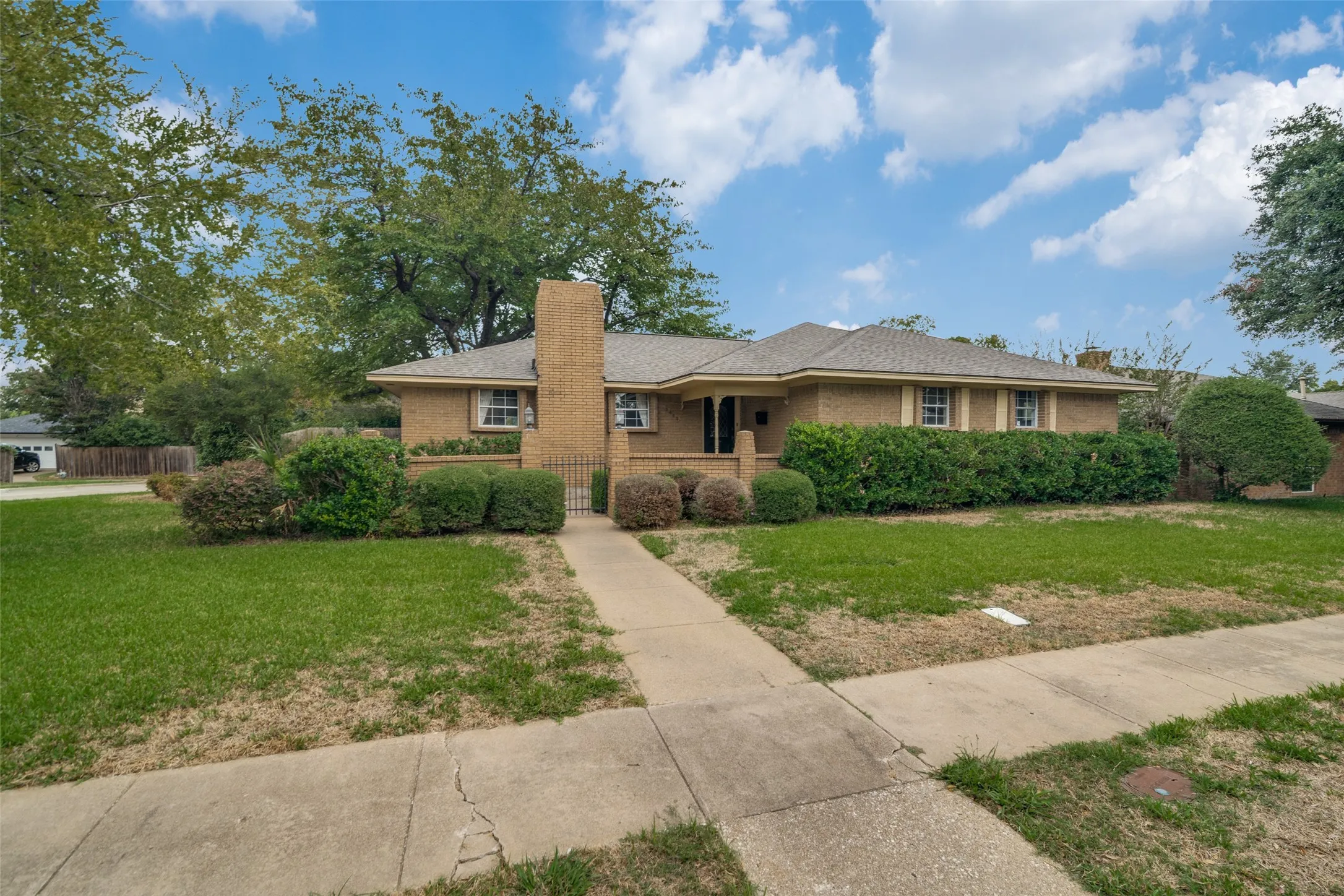 Single Family Residence For Sale in Dallas County , 1605 Clear Point Drive, Garland, Texas 75041, 3 Bedroom, 3 Bathroom, 2 Garage spaces, 2,105 Sqft, built in 1971, mls#21385642, Real Estate Agent in Garland, Homes For Sale in Dallas county, Homes For Sale in Garland, Realtor in Garland Texas, Real Estate Brokerage Independent Realty Texas, Luminita Cordes Realtor