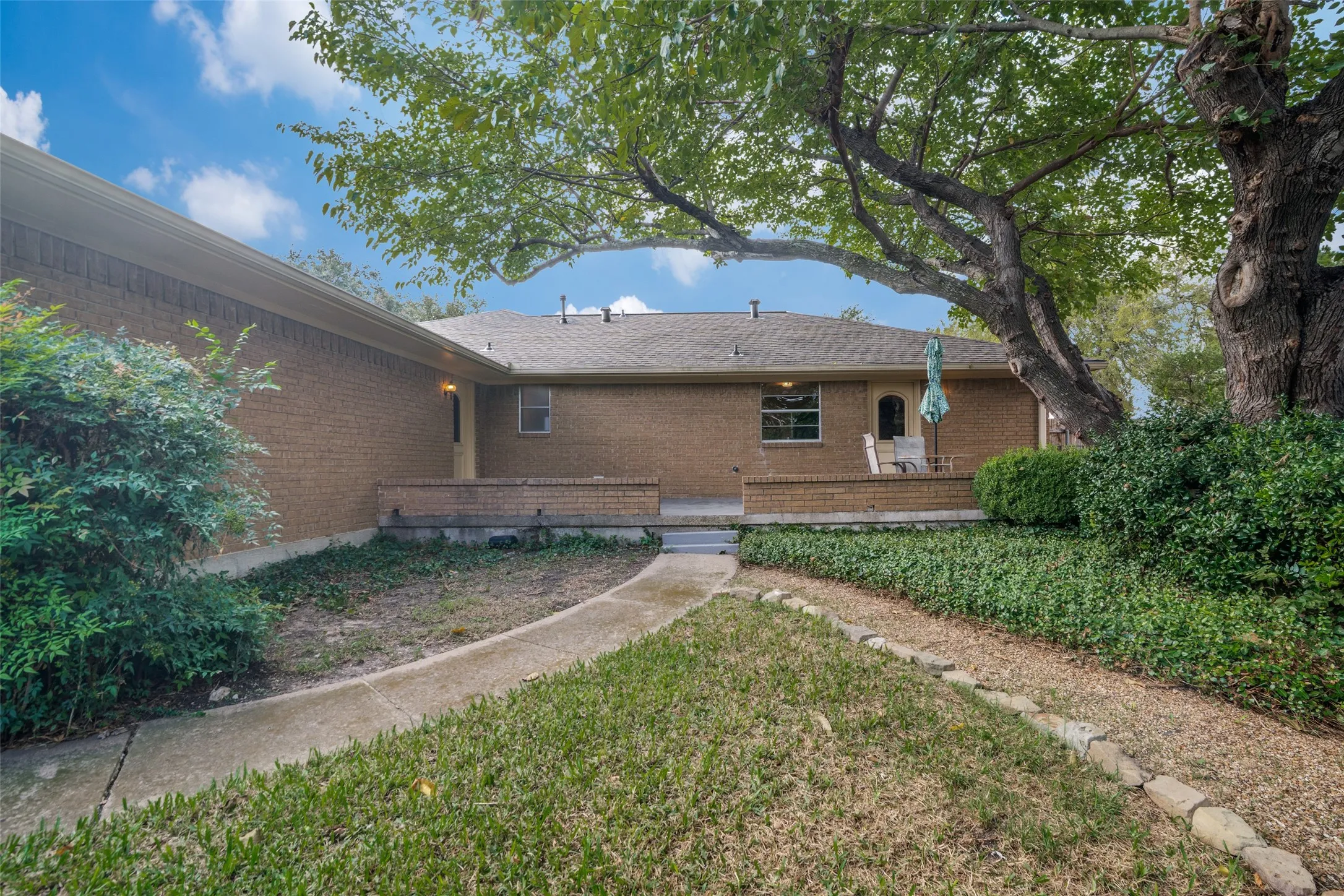 Single Family Residence For Sale in Dallas County , 1605 Clear Point Drive, Garland, Texas 75041, 3 Bedroom, 3 Bathroom, 2 Garage spaces, 2,105 Sqft, built in 1971, mls#21385642, Real Estate Agent in Garland, Homes For Sale in Dallas county, Homes For Sale in Garland, Realtor in Garland Texas, Real Estate Brokerage Independent Realty Texas, Luminita Cordes Realtor