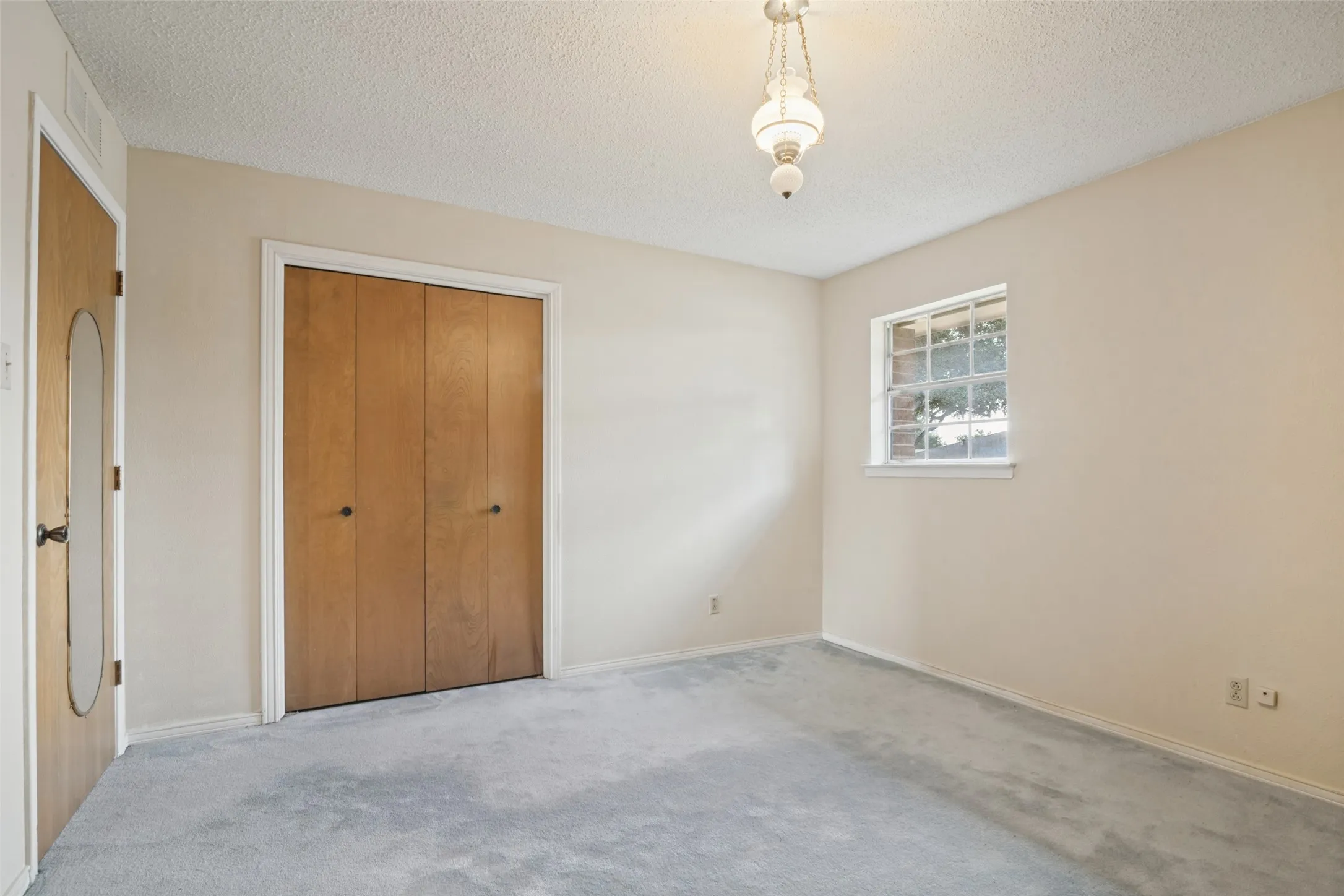Single Family Residence For Sale in Dallas County , 1605 Clear Point Drive, Garland, Texas 75041, 3 Bedroom, 3 Bathroom, 2 Garage spaces, 2,105 Sqft, built in 1971, mls#21385642, Real Estate Agent in Garland, Homes For Sale in Dallas county, Homes For Sale in Garland, Realtor in Garland Texas, Real Estate Brokerage Independent Realty Texas, Luminita Cordes Realtor