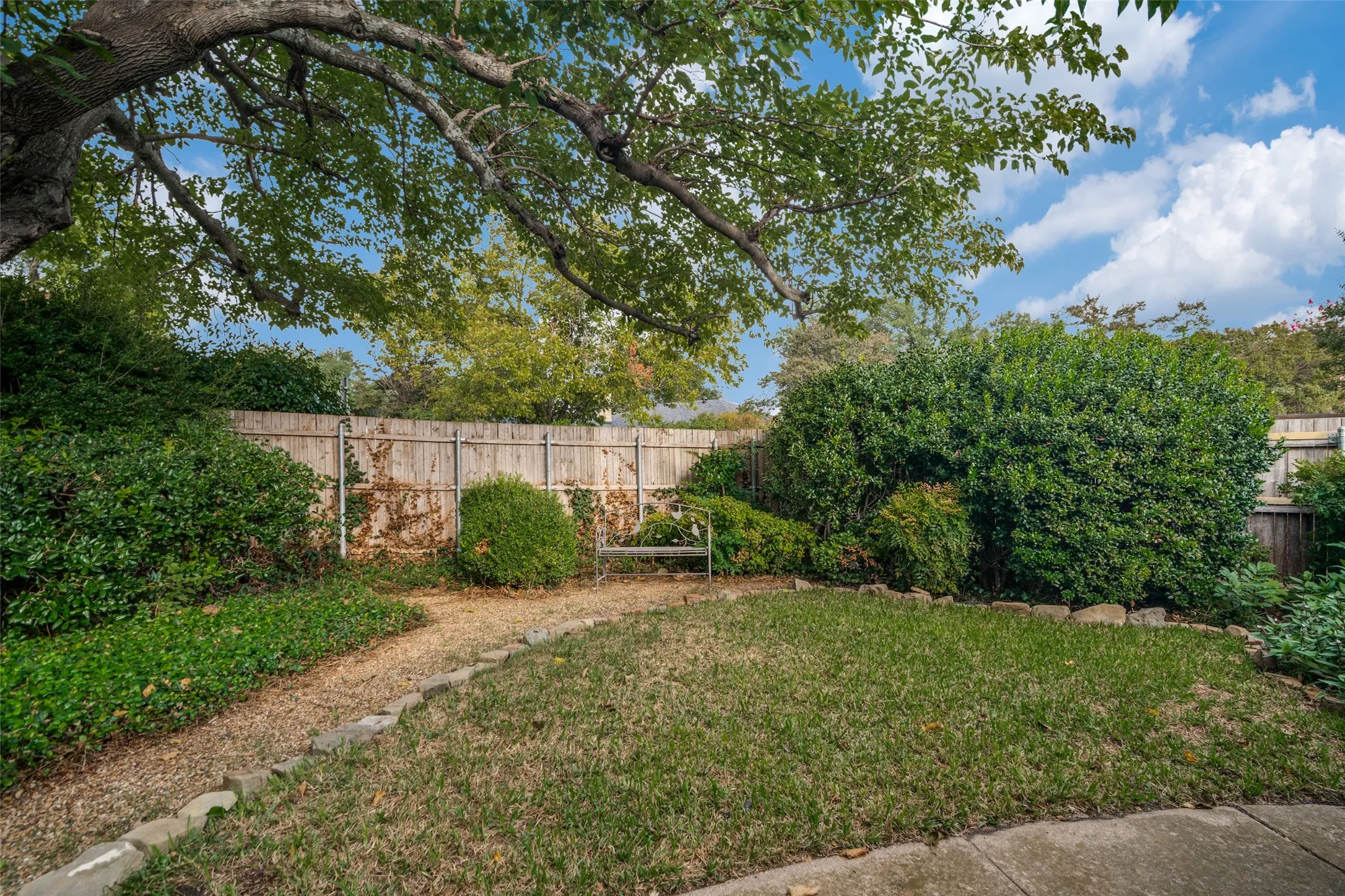 Single Family Residence For Sale in Dallas County , 1605 Clear Point Drive, Garland, Texas 75041, 3 Bedroom, 3 Bathroom, 2 Garage spaces, 2,105 Sqft, built in 1971, mls#21385642, Real Estate Agent in Garland, Homes For Sale in Dallas county, Homes For Sale in Garland, Realtor in Garland Texas, Real Estate Brokerage Independent Realty Texas, Luminita Cordes Realtor