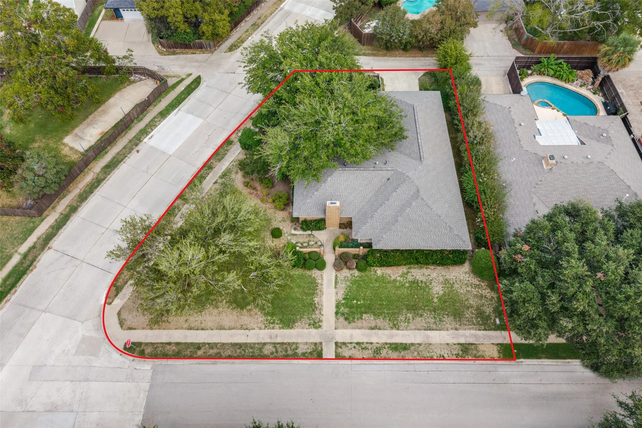 Single Family Residence For Sale in Dallas County , 1605 Clear Point Drive, Garland, Texas 75041, 3 Bedroom, 3 Bathroom, 2 Garage spaces, 2,105 Sqft, built in 1971, mls#21385642, Real Estate Agent in Garland, Homes For Sale in Dallas county, Homes For Sale in Garland, Realtor in Garland Texas, Real Estate Brokerage Independent Realty Texas, Luminita Cordes Realtor