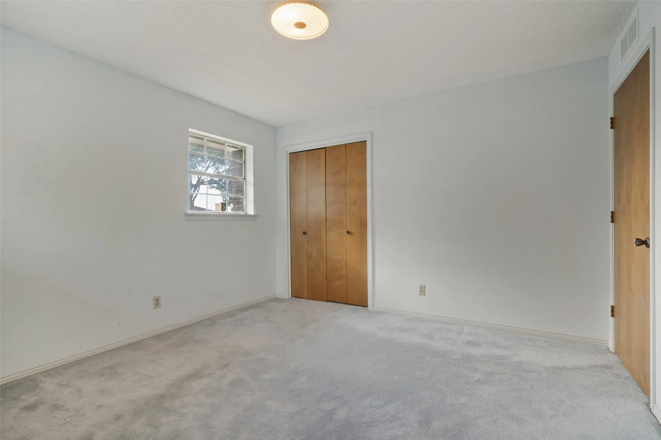 Single Family Residence For Sale in Dallas County , 1605 Clear Point Drive, Garland, Texas 75041, 3 Bedroom, 3 Bathroom, 2 Garage spaces, 2,105 Sqft, built in 1971, mls#21385642, Real Estate Agent in Garland, Homes For Sale in Dallas county, Homes For Sale in Garland, Realtor in Garland Texas, Real Estate Brokerage Independent Realty Texas, Luminita Cordes Realtor