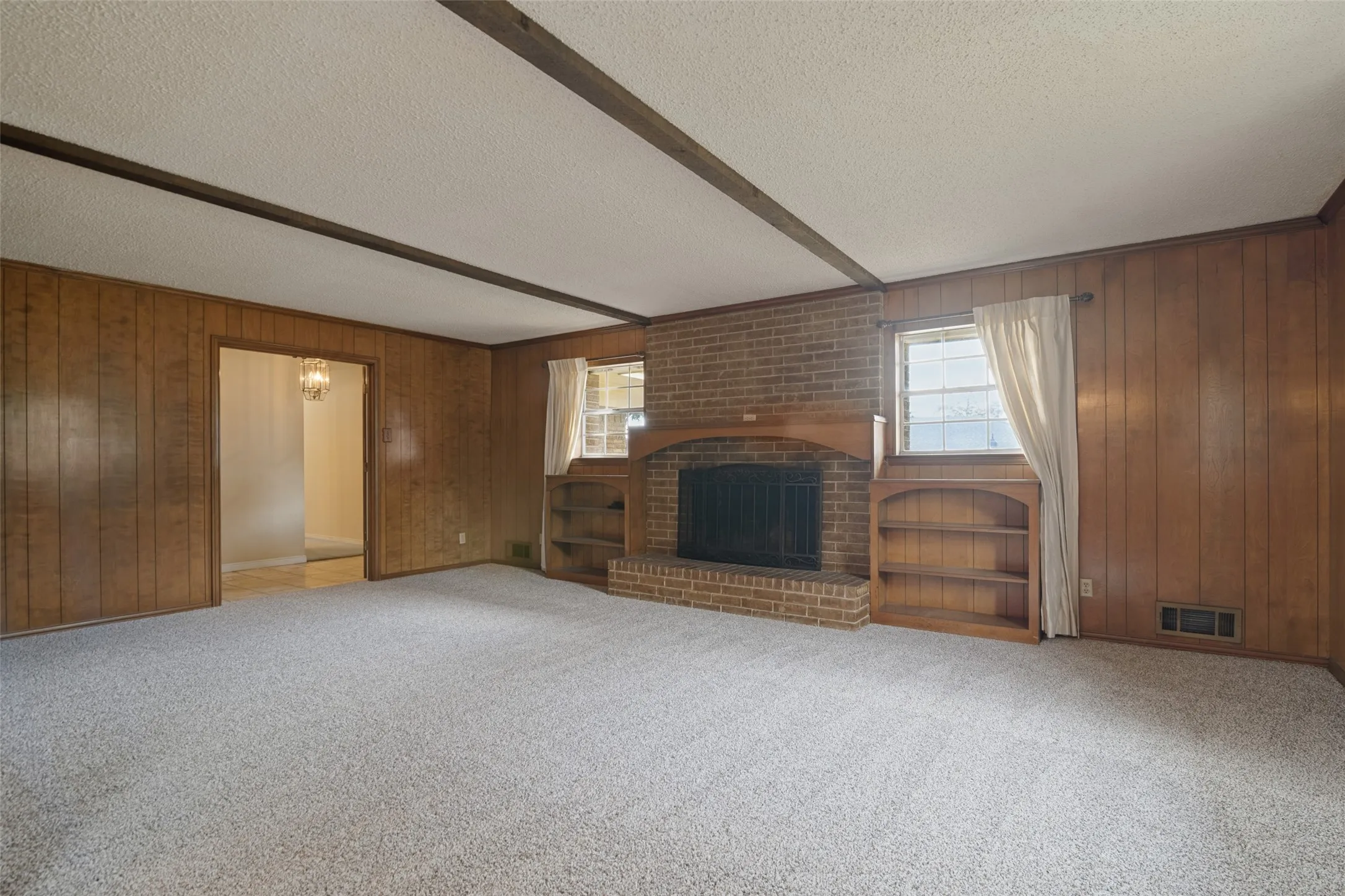 Single Family Residence For Sale in Dallas County , 1605 Clear Point Drive, Garland, Texas 75041, 3 Bedroom, 3 Bathroom, 2 Garage spaces, 2,105 Sqft, built in 1971, mls#21385642, Real Estate Agent in Garland, Homes For Sale in Dallas county, Homes For Sale in Garland, Realtor in Garland Texas, Real Estate Brokerage Independent Realty Texas, Luminita Cordes Realtor