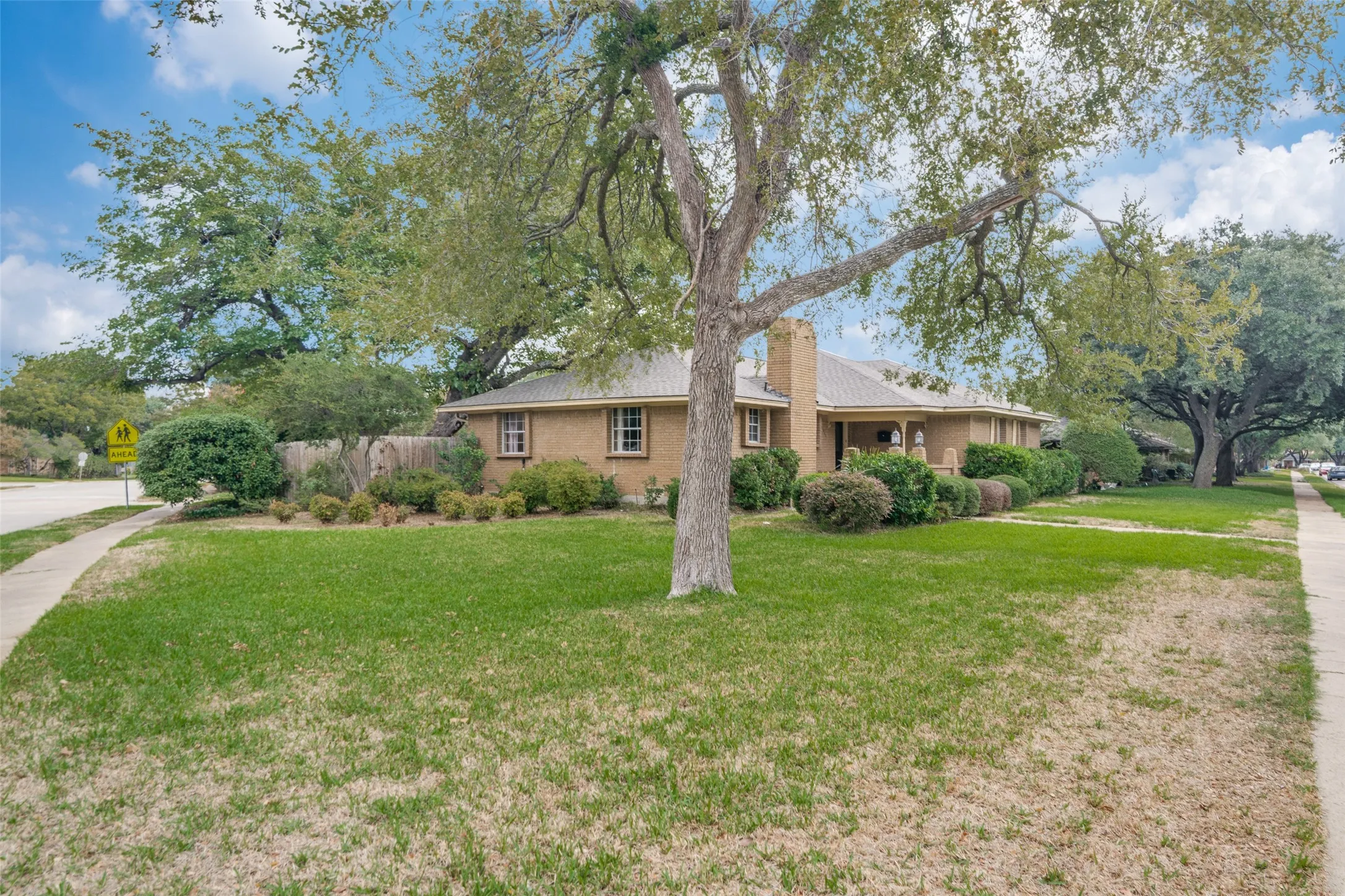 Single Family Residence For Sale in Dallas County , 1605 Clear Point Drive, Garland, Texas 75041, 3 Bedroom, 3 Bathroom, 2 Garage spaces, 2,105 Sqft, built in 1971, mls#21385642, Real Estate Agent in Garland, Homes For Sale in Dallas county, Homes For Sale in Garland, Realtor in Garland Texas, Real Estate Brokerage Independent Realty Texas, Luminita Cordes Realtor
