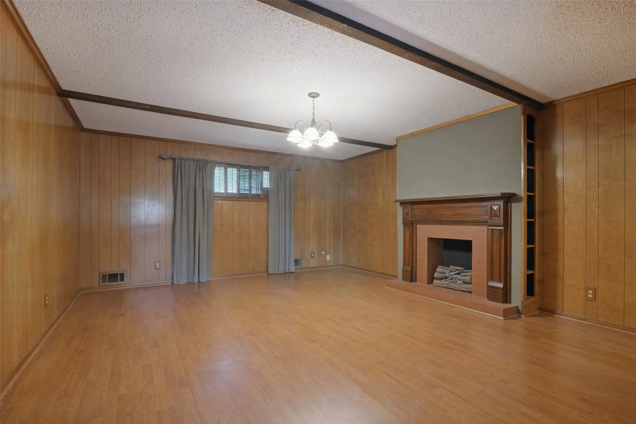 Single Family Residence For Sale in Dallas County , 1605 Clear Point Drive, Garland, Texas 75041, 3 Bedroom, 3 Bathroom, 2 Garage spaces, 2,105 Sqft, built in 1971, mls#21385642, Real Estate Agent in Garland, Homes For Sale in Dallas county, Homes For Sale in Garland, Realtor in Garland Texas, Real Estate Brokerage Independent Realty Texas, Luminita Cordes Realtor