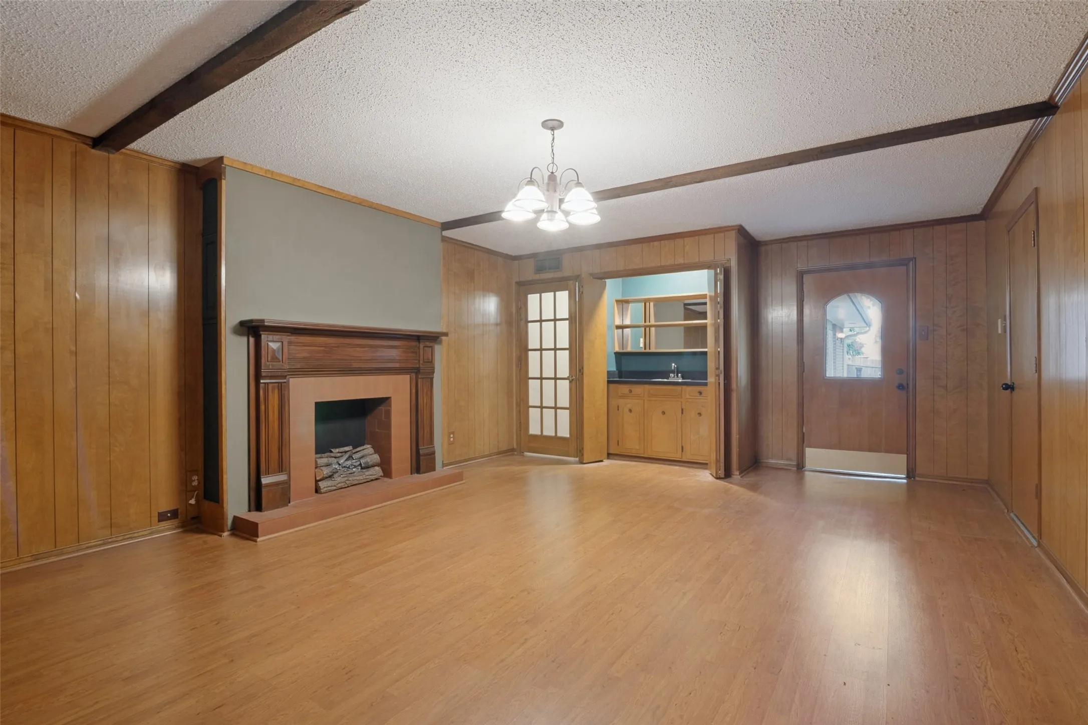 Single Family Residence For Sale in Dallas County , 1605 Clear Point Drive, Garland, Texas 75041, 3 Bedroom, 3 Bathroom, 2 Garage spaces, 2,105 Sqft, built in 1971, mls#21385642, Real Estate Agent in Garland, Homes For Sale in Dallas county, Homes For Sale in Garland, Realtor in Garland Texas, Real Estate Brokerage Independent Realty Texas, Luminita Cordes Realtor