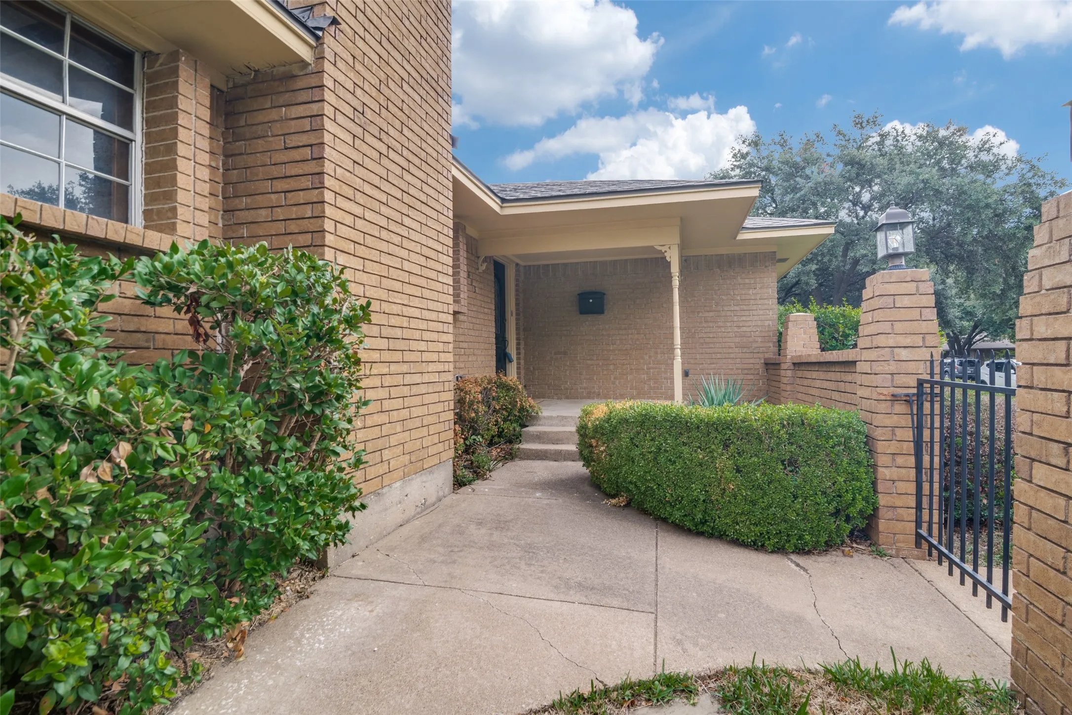 Single Family Residence For Sale in Dallas County , 1605 Clear Point Drive, Garland, Texas 75041, 3 Bedroom, 3 Bathroom, 2 Garage spaces, 2,105 Sqft, built in 1971, mls#21385642, Real Estate Agent in Garland, Homes For Sale in Dallas county, Homes For Sale in Garland, Realtor in Garland Texas, Real Estate Brokerage Independent Realty Texas, Luminita Cordes Realtor