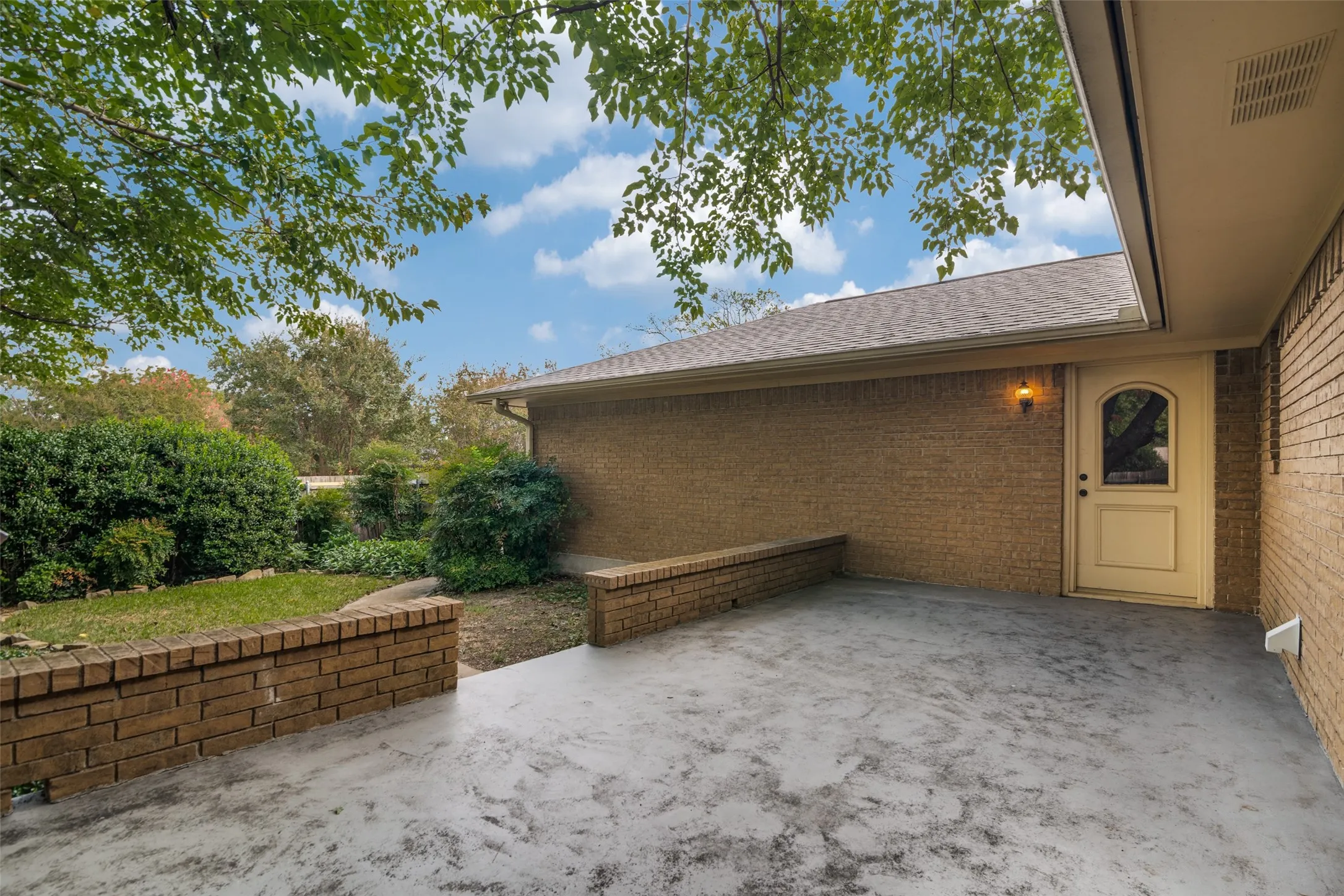 Single Family Residence For Sale in Dallas County , 1605 Clear Point Drive, Garland, Texas 75041, 3 Bedroom, 3 Bathroom, 2 Garage spaces, 2,105 Sqft, built in 1971, mls#21385642, Real Estate Agent in Garland, Homes For Sale in Dallas county, Homes For Sale in Garland, Realtor in Garland Texas, Real Estate Brokerage Independent Realty Texas, Luminita Cordes Realtor
