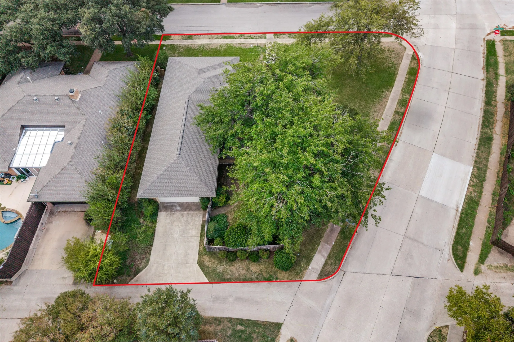 Single Family Residence For Sale in Dallas County , 1605 Clear Point Drive, Garland, Texas 75041, 3 Bedroom, 3 Bathroom, 2 Garage spaces, 2,105 Sqft, built in 1971, mls#21385642, Real Estate Agent in Garland, Homes For Sale in Dallas county, Homes For Sale in Garland, Realtor in Garland Texas, Real Estate Brokerage Independent Realty Texas, Luminita Cordes Realtor