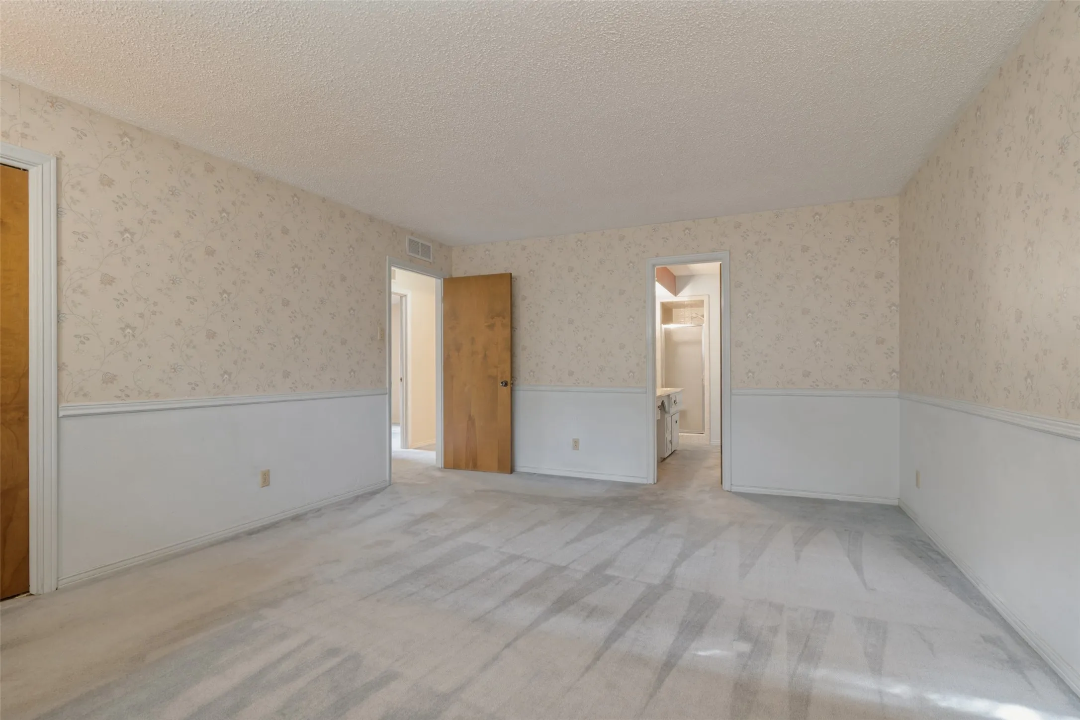 Single Family Residence For Sale in Dallas County , 1605 Clear Point Drive, Garland, Texas 75041, 3 Bedroom, 3 Bathroom, 2 Garage spaces, 2,105 Sqft, built in 1971, mls#21385642, Real Estate Agent in Garland, Homes For Sale in Dallas county, Homes For Sale in Garland, Realtor in Garland Texas, Real Estate Brokerage Independent Realty Texas, Luminita Cordes Realtor