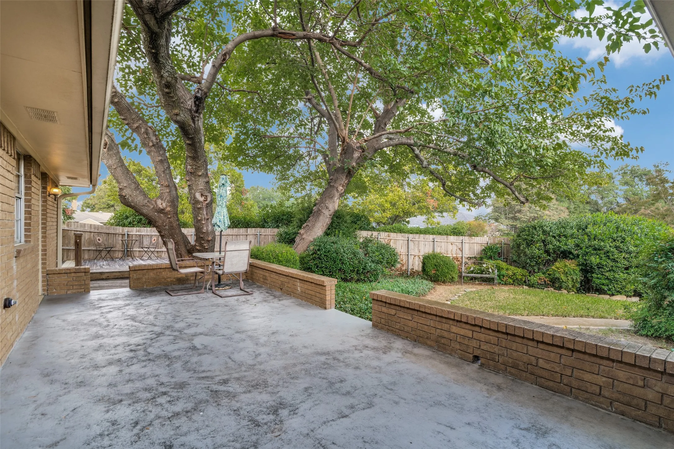 Single Family Residence For Sale in Dallas County , 1605 Clear Point Drive, Garland, Texas 75041, 3 Bedroom, 3 Bathroom, 2 Garage spaces, 2,105 Sqft, built in 1971, mls#21385642, Real Estate Agent in Garland, Homes For Sale in Dallas county, Homes For Sale in Garland, Realtor in Garland Texas, Real Estate Brokerage Independent Realty Texas, Luminita Cordes Realtor
