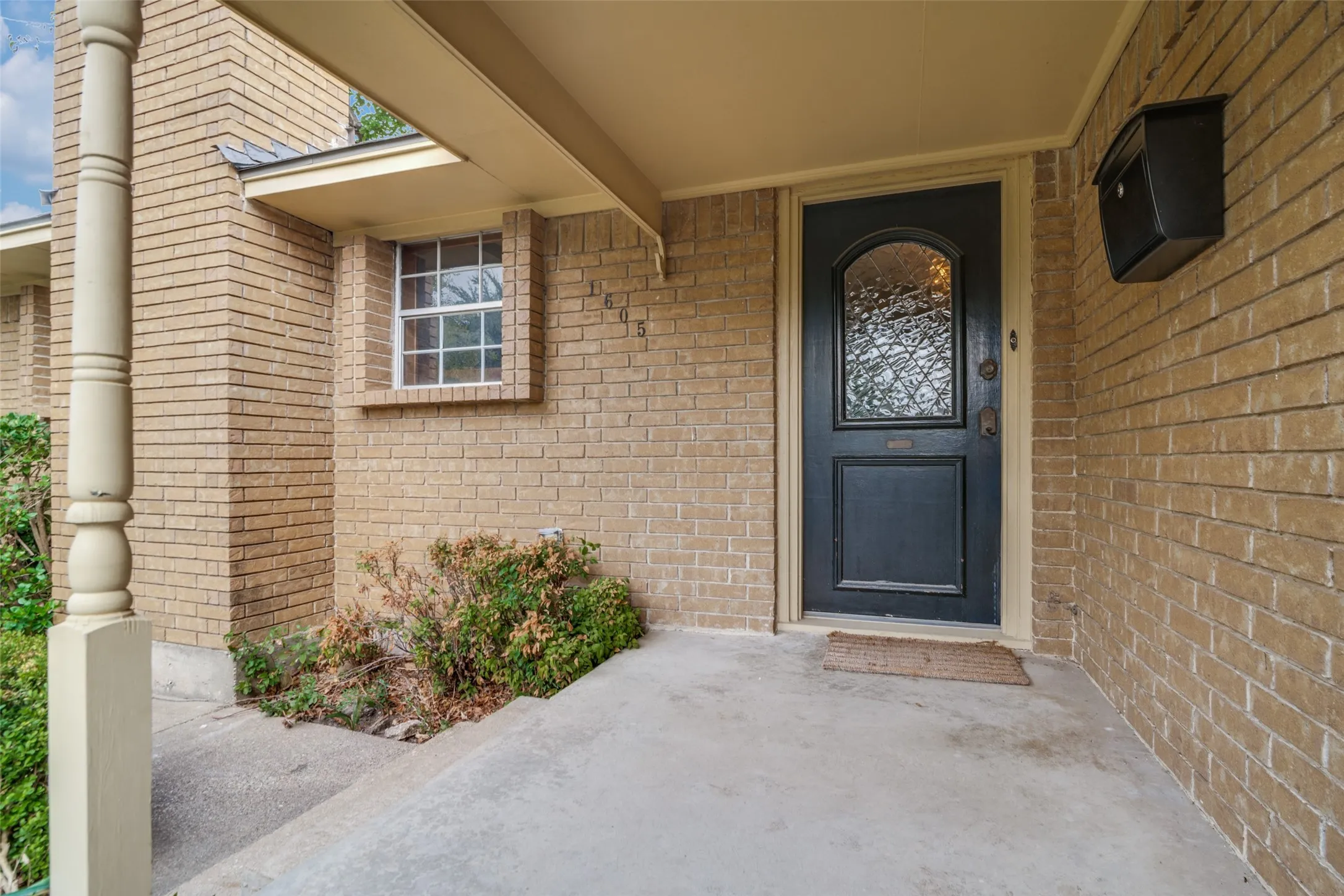 Single Family Residence For Sale in Dallas County , 1605 Clear Point Drive, Garland, Texas 75041, 3 Bedroom, 3 Bathroom, 2 Garage spaces, 2,105 Sqft, built in 1971, mls#21385642, Real Estate Agent in Garland, Homes For Sale in Dallas county, Homes For Sale in Garland, Realtor in Garland Texas, Real Estate Brokerage Independent Realty Texas, Luminita Cordes Realtor