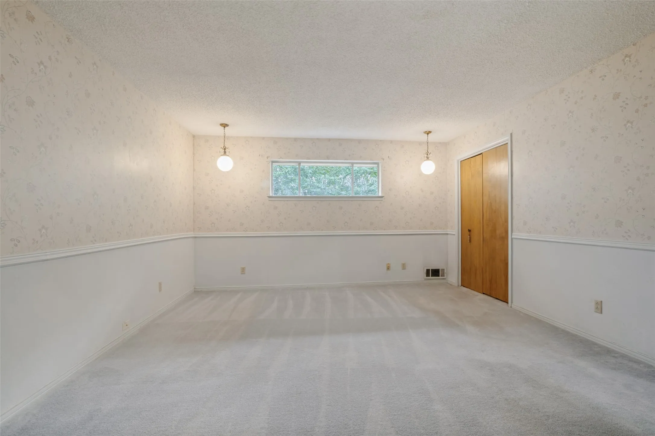 Single Family Residence For Sale in Dallas County , 1605 Clear Point Drive, Garland, Texas 75041, 3 Bedroom, 3 Bathroom, 2 Garage spaces, 2,105 Sqft, built in 1971, mls#21385642, Real Estate Agent in Garland, Homes For Sale in Dallas county, Homes For Sale in Garland, Realtor in Garland Texas, Real Estate Brokerage Independent Realty Texas, Luminita Cordes Realtor