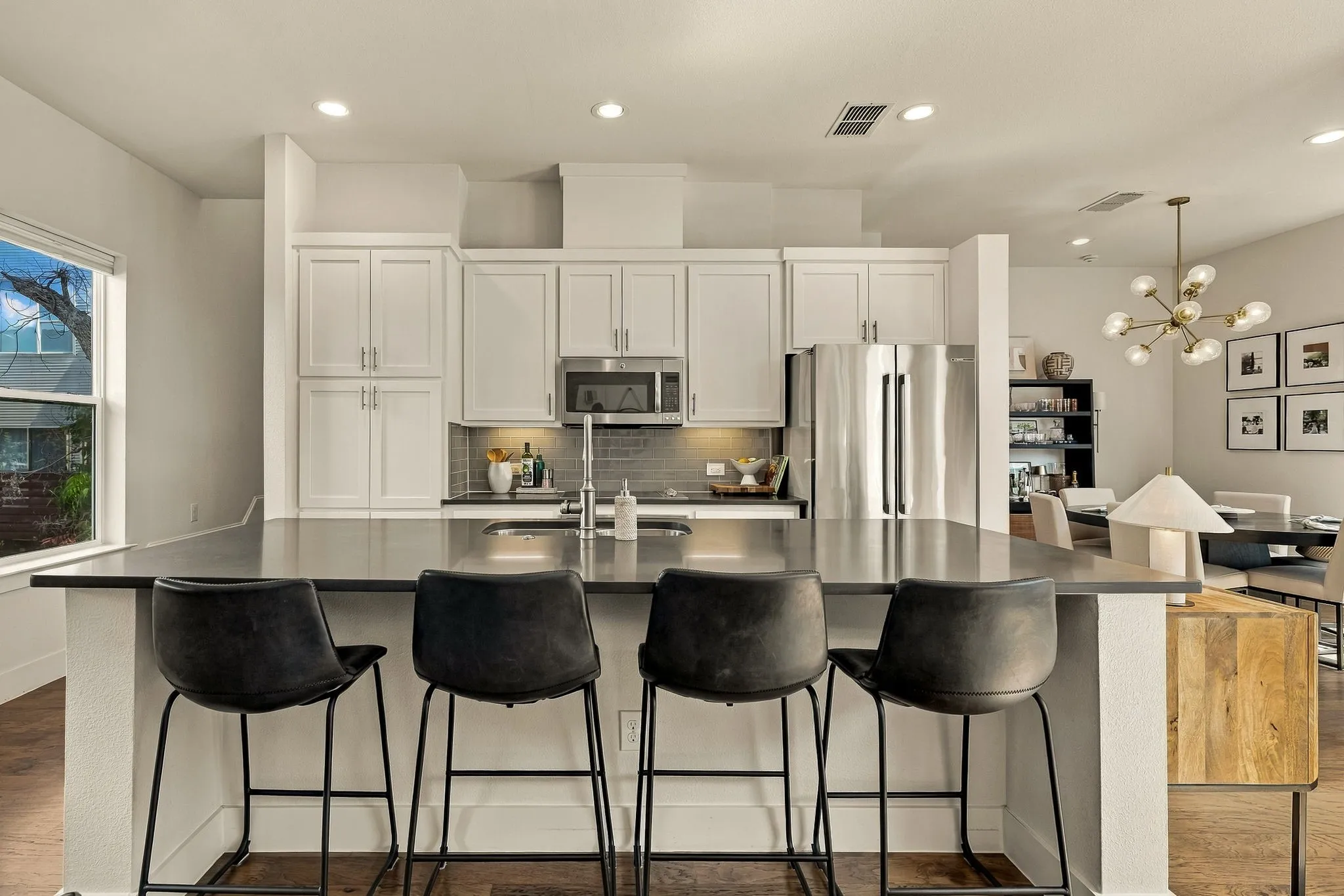 Townhouse For Sale in Dallas County , 2472 Thatcher Drive, Dallas, Texas 75206, 3 Bedroom, 4 Bathroom, 2 Garage spaces, 2,015 Sqft, built in 2014, mls#21389345, Real Estate Agent in Dallas, Homes For Sale in Dallas county, Homes For Sale in Dallas, Realtor in Dallas Texas, Real Estate Brokerage Independent Realty Texas, Luminita Cordes Realtor
