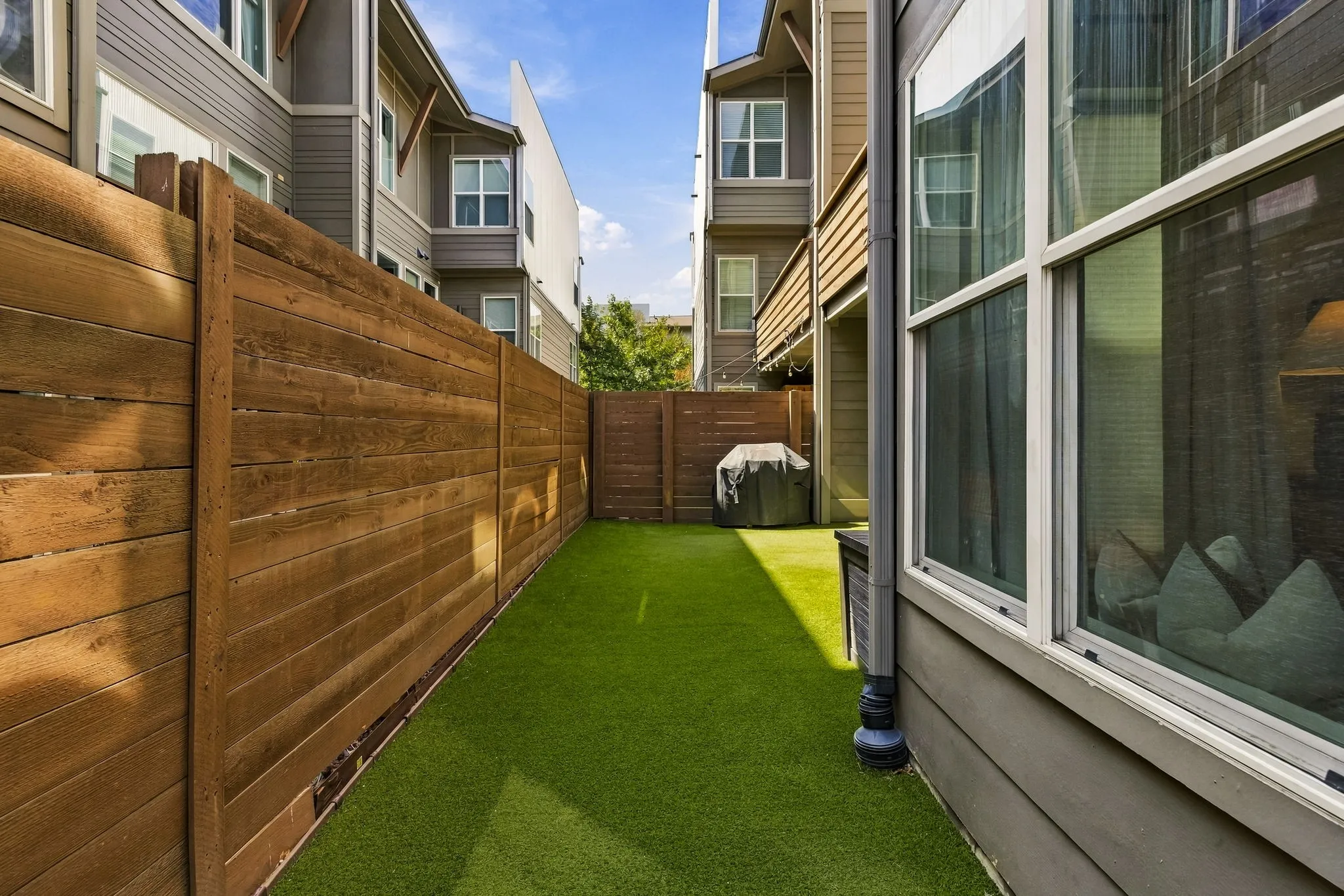 Townhouse For Sale in Dallas County , 2472 Thatcher Drive, Dallas, Texas 75206, 3 Bedroom, 4 Bathroom, 2 Garage spaces, 2,015 Sqft, built in 2014, mls#21389345, Real Estate Agent in Dallas, Homes For Sale in Dallas county, Homes For Sale in Dallas, Realtor in Dallas Texas, Real Estate Brokerage Independent Realty Texas, Luminita Cordes Realtor