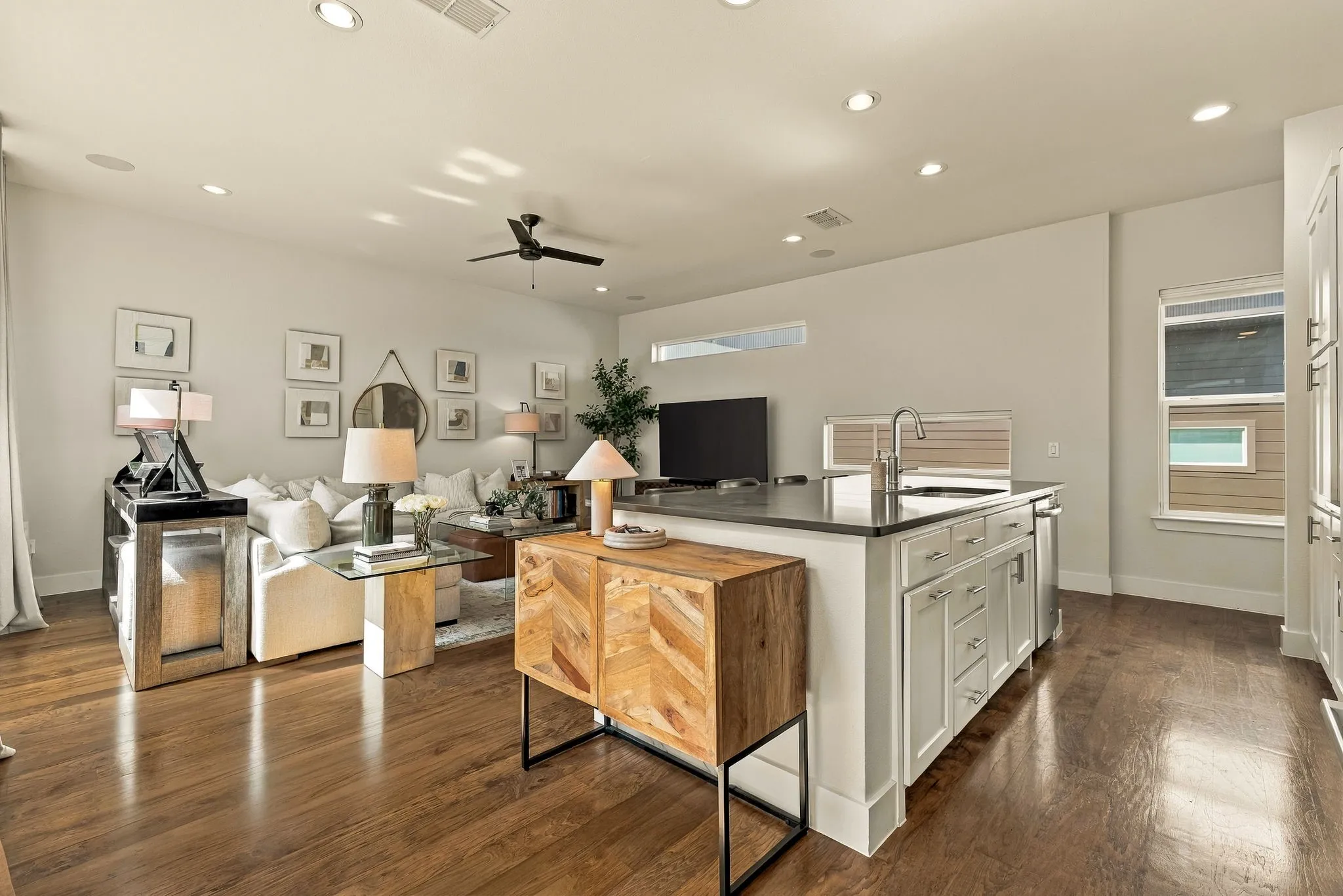 Townhouse For Sale in Dallas County , 2472 Thatcher Drive, Dallas, Texas 75206, 3 Bedroom, 4 Bathroom, 2 Garage spaces, 2,015 Sqft, built in 2014, mls#21389345, Real Estate Agent in Dallas, Homes For Sale in Dallas county, Homes For Sale in Dallas, Realtor in Dallas Texas, Real Estate Brokerage Independent Realty Texas, Luminita Cordes Realtor