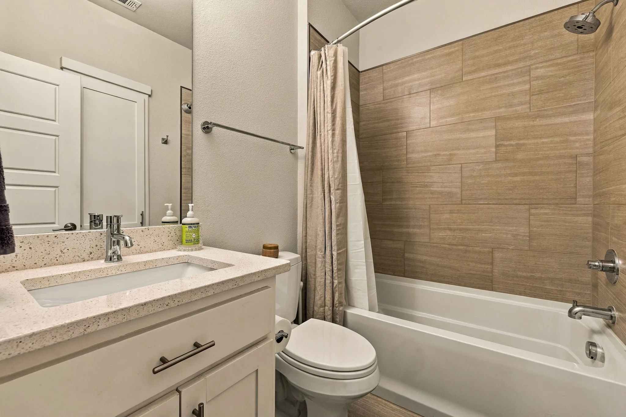 Townhouse For Sale in Dallas County , 2472 Thatcher Drive, Dallas, Texas 75206, 3 Bedroom, 4 Bathroom, 2 Garage spaces, 2,015 Sqft, built in 2014, mls#21389345, Real Estate Agent in Dallas, Homes For Sale in Dallas county, Homes For Sale in Dallas, Realtor in Dallas Texas, Real Estate Brokerage Independent Realty Texas, Luminita Cordes Realtor