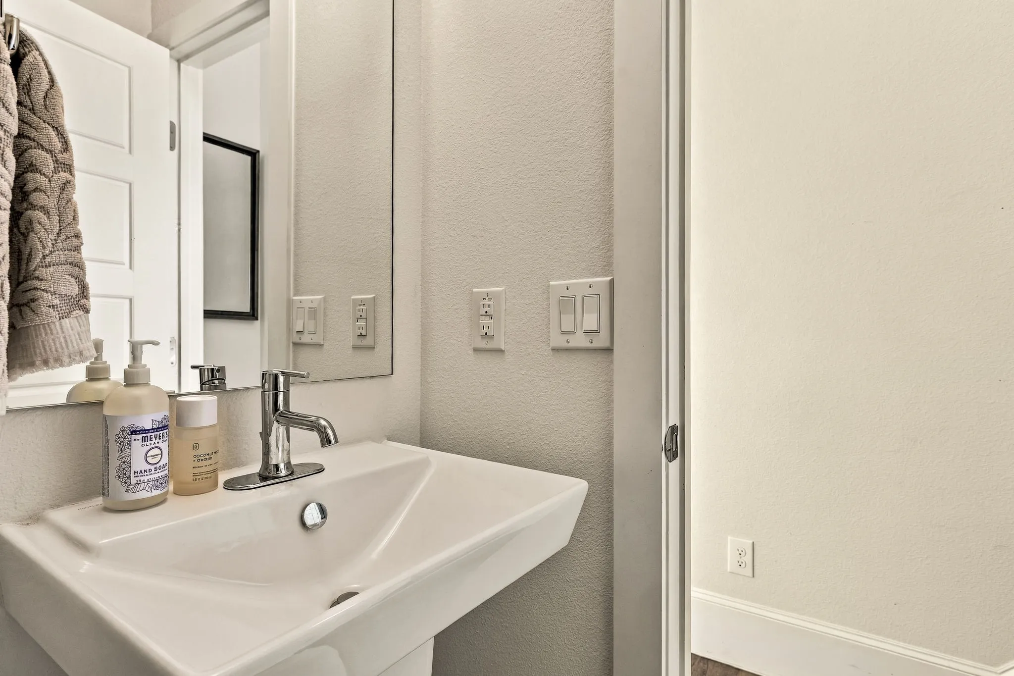 Townhouse For Sale in Dallas County , 2472 Thatcher Drive, Dallas, Texas 75206, 3 Bedroom, 4 Bathroom, 2 Garage spaces, 2,015 Sqft, built in 2014, mls#21389345, Real Estate Agent in Dallas, Homes For Sale in Dallas county, Homes For Sale in Dallas, Realtor in Dallas Texas, Real Estate Brokerage Independent Realty Texas, Luminita Cordes Realtor
