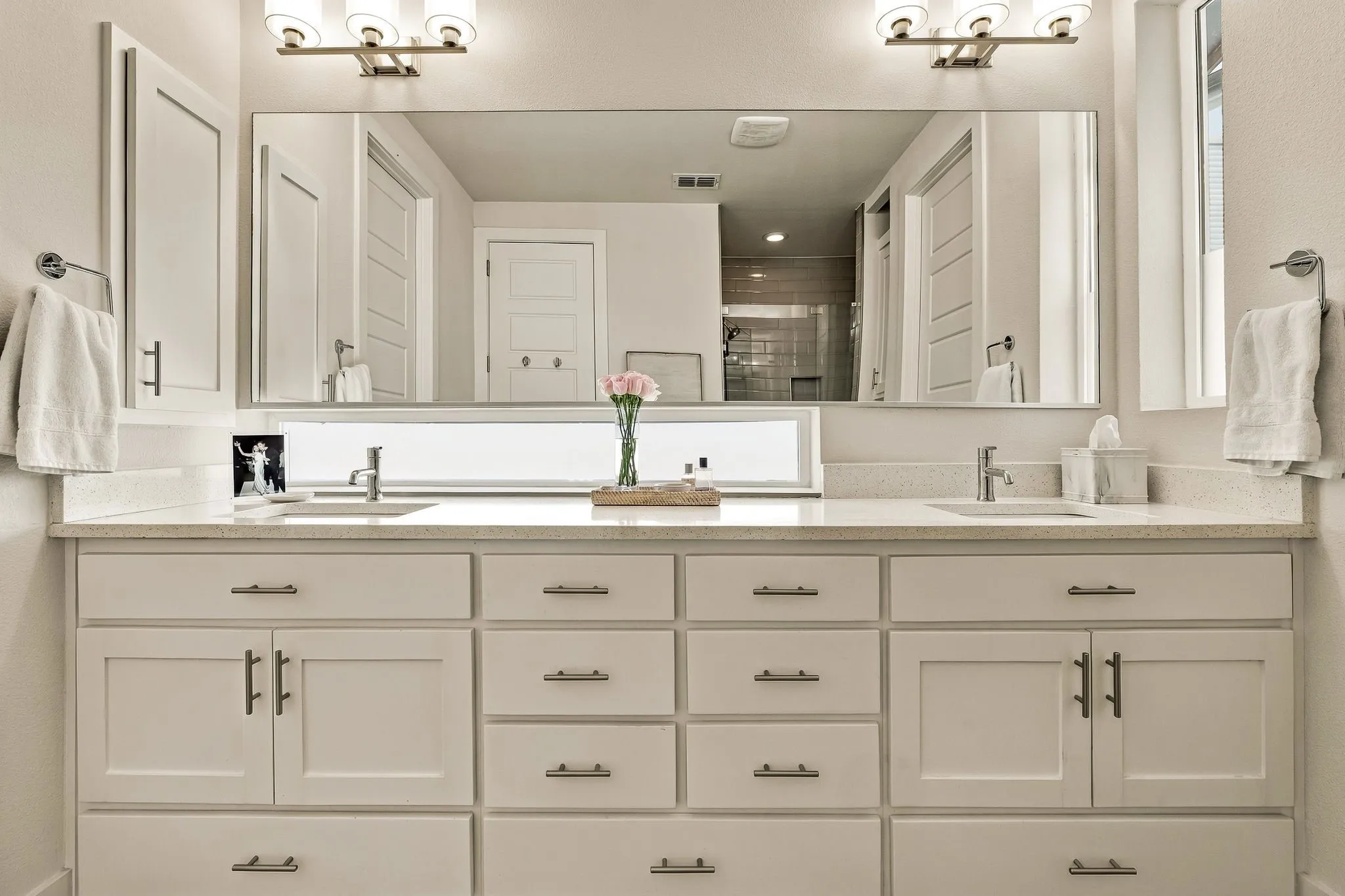 Townhouse For Sale in Dallas County , 2472 Thatcher Drive, Dallas, Texas 75206, 3 Bedroom, 4 Bathroom, 2 Garage spaces, 2,015 Sqft, built in 2014, mls#21389345, Real Estate Agent in Dallas, Homes For Sale in Dallas county, Homes For Sale in Dallas, Realtor in Dallas Texas, Real Estate Brokerage Independent Realty Texas, Luminita Cordes Realtor