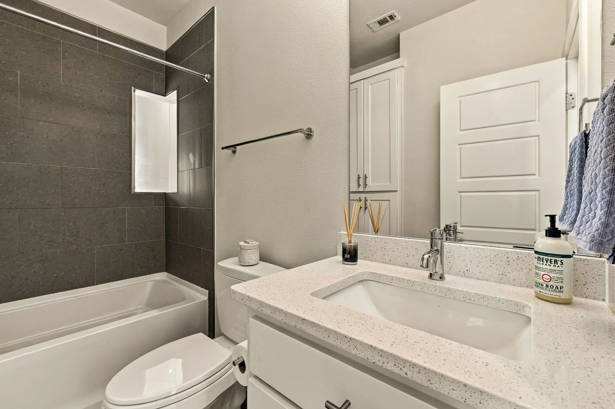 Townhouse For Sale in Dallas County , 2472 Thatcher Drive, Dallas, Texas 75206, 3 Bedroom, 4 Bathroom, 2 Garage spaces, 2,015 Sqft, built in 2014, mls#21389345, Real Estate Agent in Dallas, Homes For Sale in Dallas county, Homes For Sale in Dallas, Realtor in Dallas Texas, Real Estate Brokerage Independent Realty Texas, Luminita Cordes Realtor