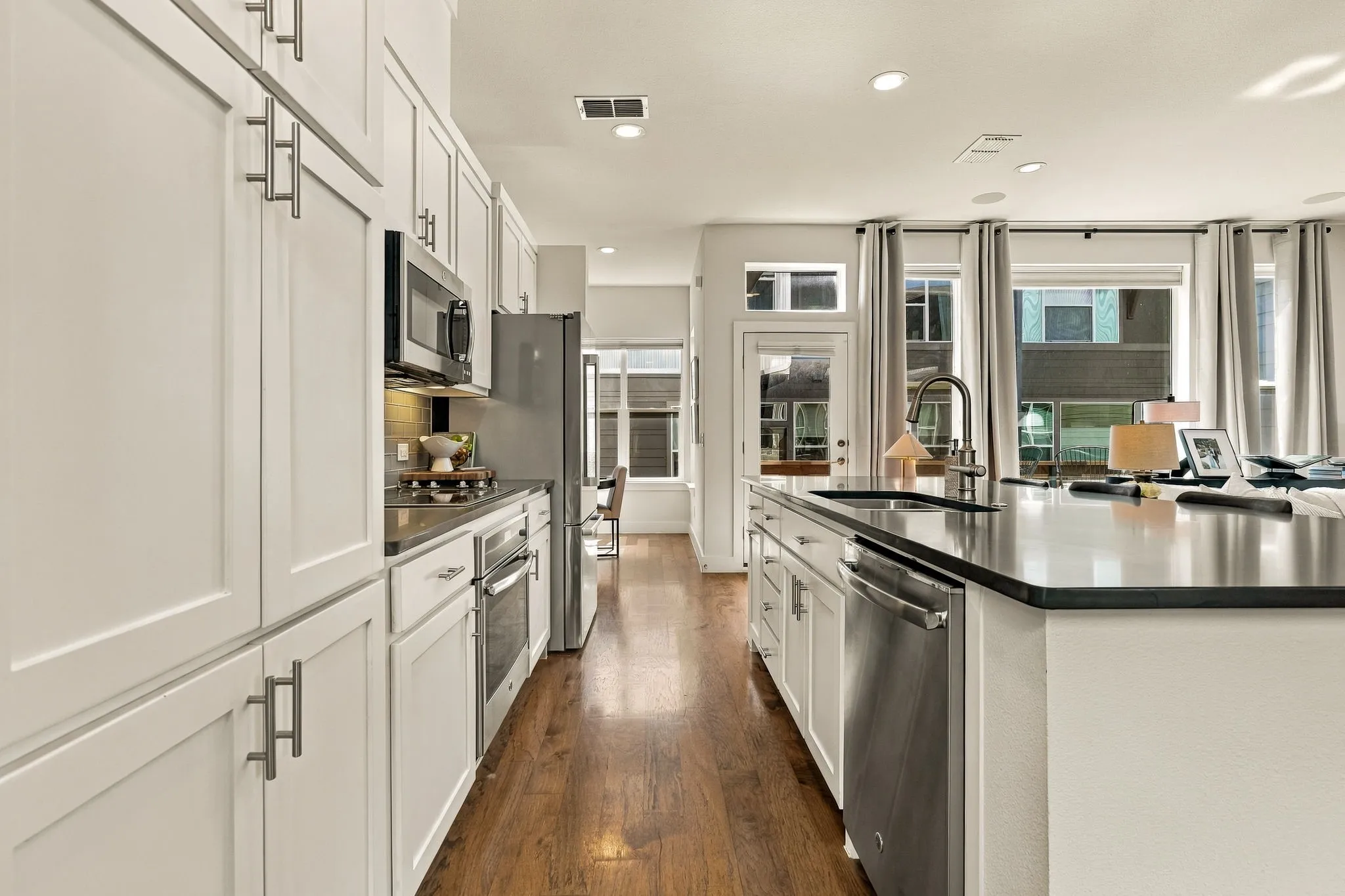 Townhouse For Sale in Dallas County , 2472 Thatcher Drive, Dallas, Texas 75206, 3 Bedroom, 4 Bathroom, 2 Garage spaces, 2,015 Sqft, built in 2014, mls#21389345, Real Estate Agent in Dallas, Homes For Sale in Dallas county, Homes For Sale in Dallas, Realtor in Dallas Texas, Real Estate Brokerage Independent Realty Texas, Luminita Cordes Realtor