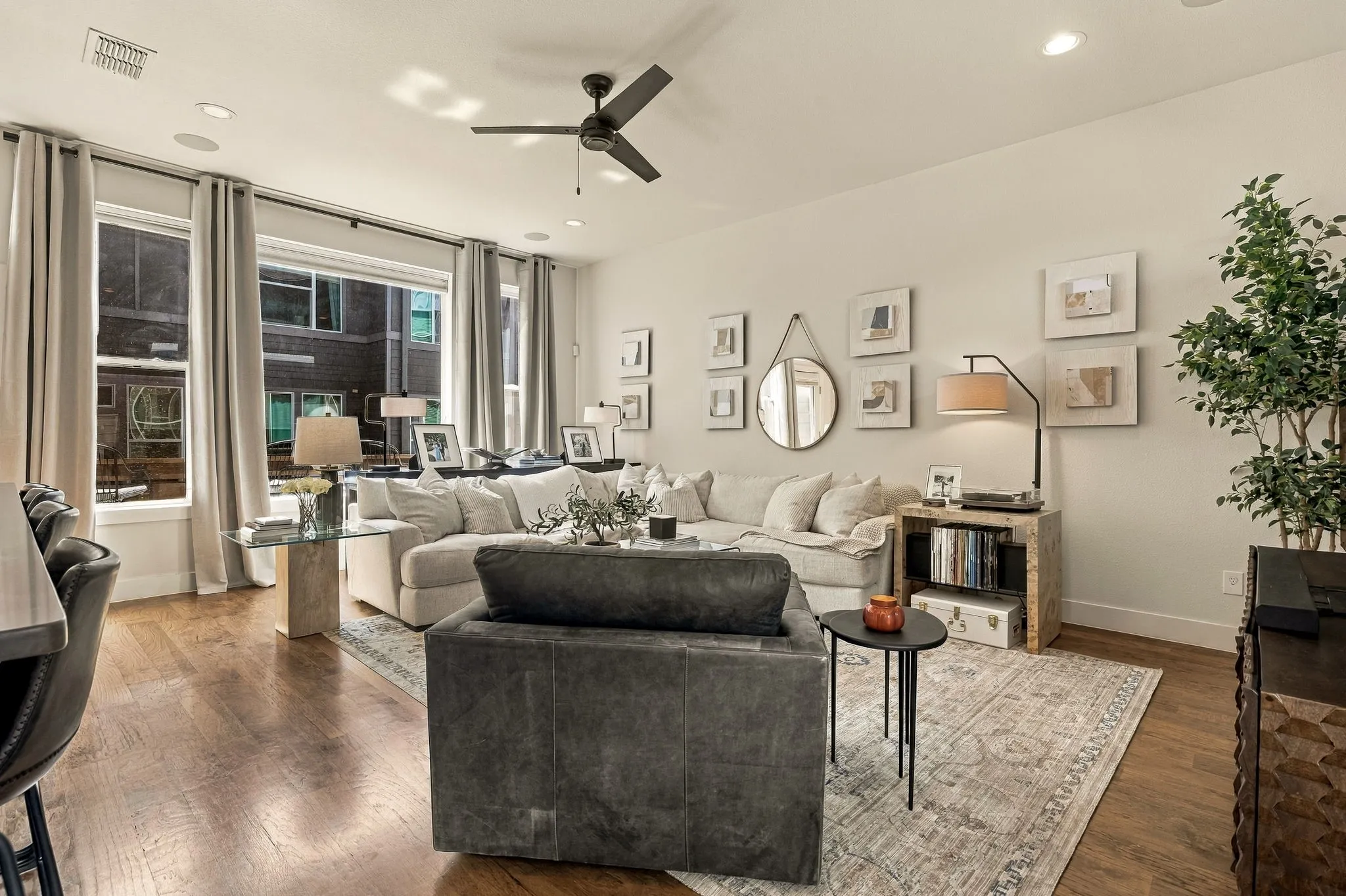 Townhouse For Sale in Dallas County , 2472 Thatcher Drive, Dallas, Texas 75206, 3 Bedroom, 4 Bathroom, 2 Garage spaces, 2,015 Sqft, built in 2014, mls#21389345, Real Estate Agent in Dallas, Homes For Sale in Dallas county, Homes For Sale in Dallas, Realtor in Dallas Texas, Real Estate Brokerage Independent Realty Texas, Luminita Cordes Realtor