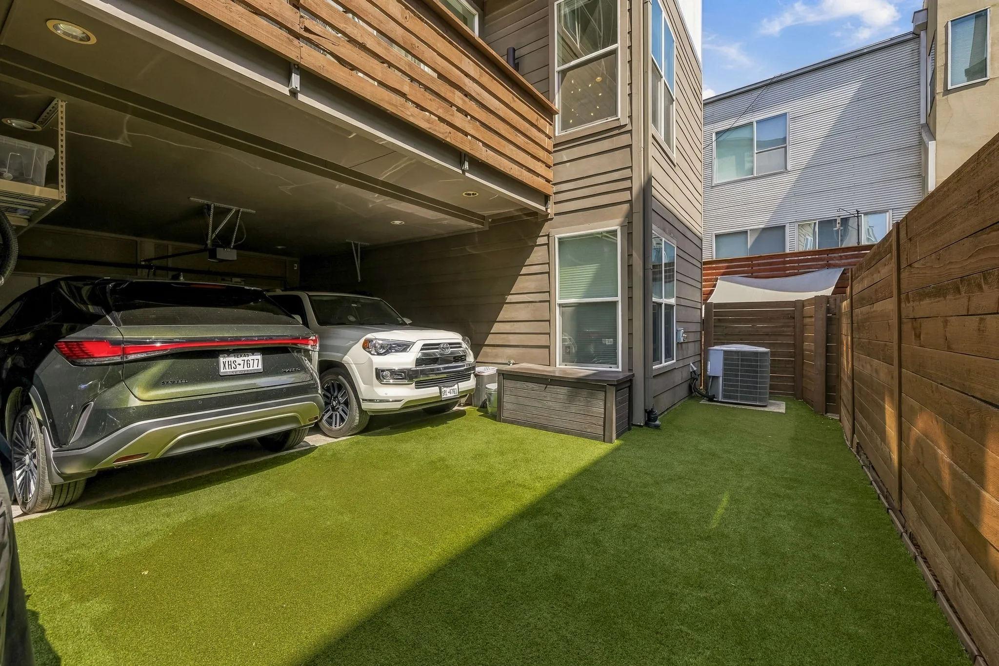 Townhouse For Sale in Dallas County , 2472 Thatcher Drive, Dallas, Texas 75206, 3 Bedroom, 4 Bathroom, 2 Garage spaces, 2,015 Sqft, built in 2014, mls#21389345, Real Estate Agent in Dallas, Homes For Sale in Dallas county, Homes For Sale in Dallas, Realtor in Dallas Texas, Real Estate Brokerage Independent Realty Texas, Luminita Cordes Realtor