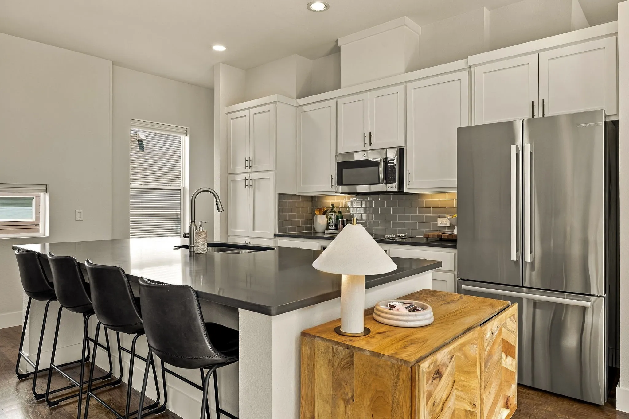 Townhouse For Sale in Dallas County , 2472 Thatcher Drive, Dallas, Texas 75206, 3 Bedroom, 4 Bathroom, 2 Garage spaces, 2,015 Sqft, built in 2014, mls#21389345, Real Estate Agent in Dallas, Homes For Sale in Dallas county, Homes For Sale in Dallas, Realtor in Dallas Texas, Real Estate Brokerage Independent Realty Texas, Luminita Cordes Realtor