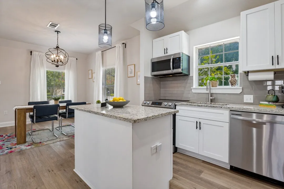 Single Family Residence For Rent in Dallas County , 2744 Catherine Street, Dallas, Texas 75211, 3 Bedroom, 3 Bathroom, Garage spaces, 1,565 Sqft, built in 1927, mls#21387454, Real Estate Agent in Dallas, Homes For Rent in Dallas county, Homes For Rent in Dallas, Realtor in Dallas Texas, Real Estate Brokerage Independent Realty Texas, Luminita Cordes Realtor