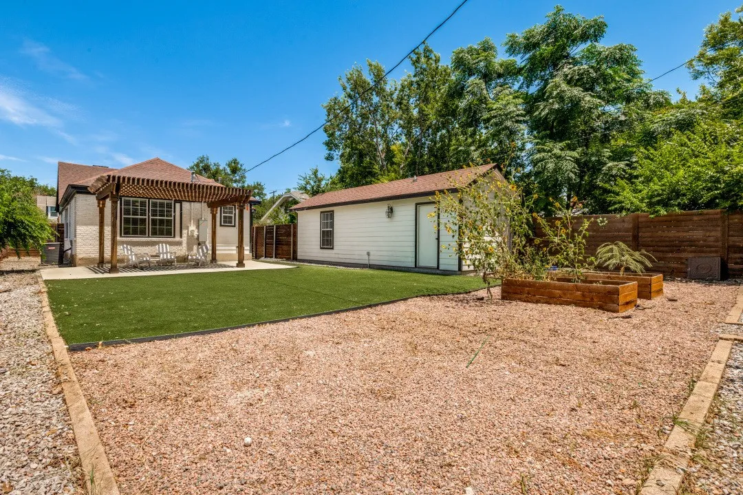 Single Family Residence For Rent in Dallas County , 2744 Catherine Street, Dallas, Texas 75211, 3 Bedroom, 3 Bathroom, Garage spaces, 1,565 Sqft, built in 1927, mls#21387454, Real Estate Agent in Dallas, Homes For Rent in Dallas county, Homes For Rent in Dallas, Realtor in Dallas Texas, Real Estate Brokerage Independent Realty Texas, Luminita Cordes Realtor