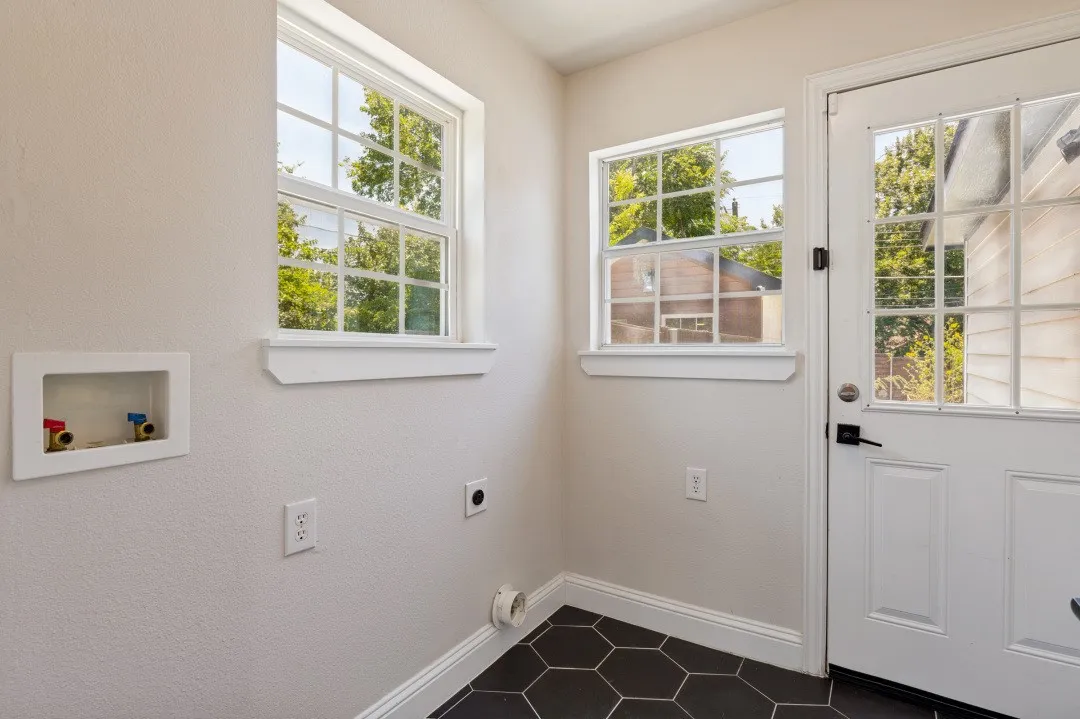 Single Family Residence For Rent in Dallas County , 2744 Catherine Street, Dallas, Texas 75211, 3 Bedroom, 3 Bathroom, Garage spaces, 1,565 Sqft, built in 1927, mls#21387454, Real Estate Agent in Dallas, Homes For Rent in Dallas county, Homes For Rent in Dallas, Realtor in Dallas Texas, Real Estate Brokerage Independent Realty Texas, Luminita Cordes Realtor