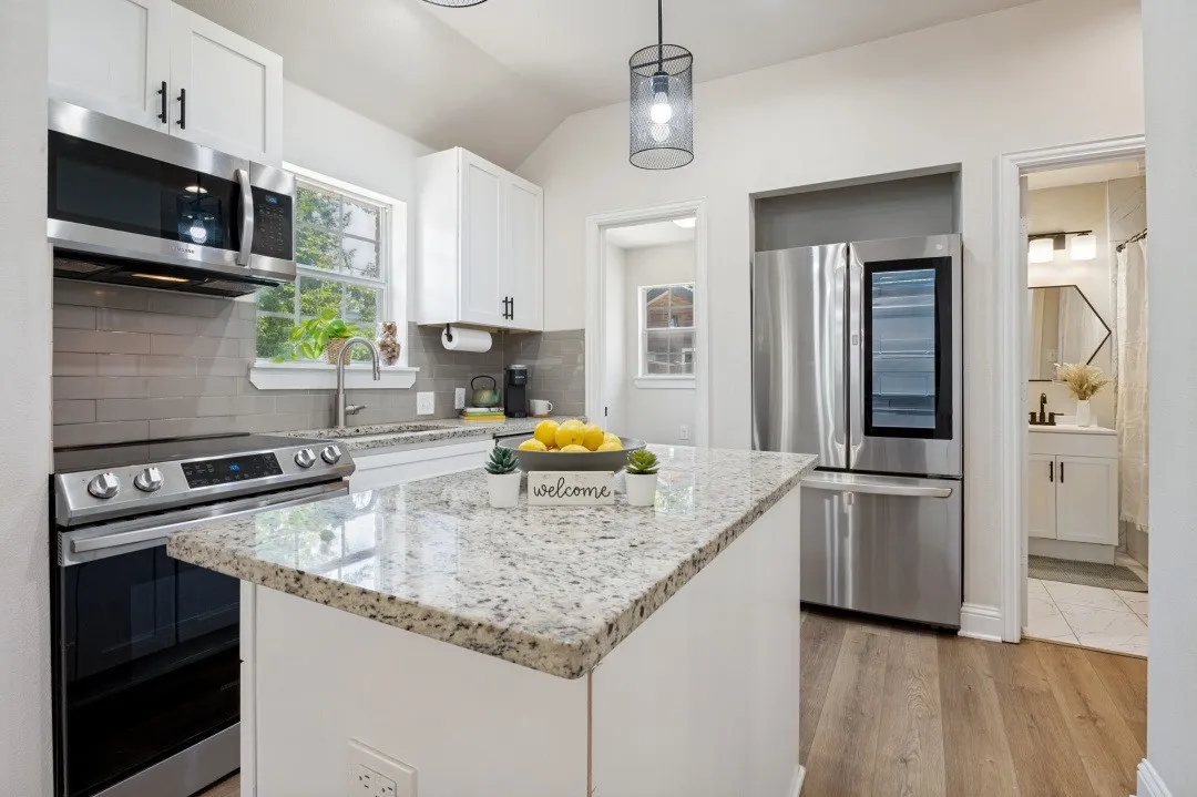 Single Family Residence For Rent in Dallas County , 2744 Catherine Street, Dallas, Texas 75211, 3 Bedroom, 3 Bathroom, Garage spaces, 1,565 Sqft, built in 1927, mls#21387454, Real Estate Agent in Dallas, Homes For Rent in Dallas county, Homes For Rent in Dallas, Realtor in Dallas Texas, Real Estate Brokerage Independent Realty Texas, Luminita Cordes Realtor