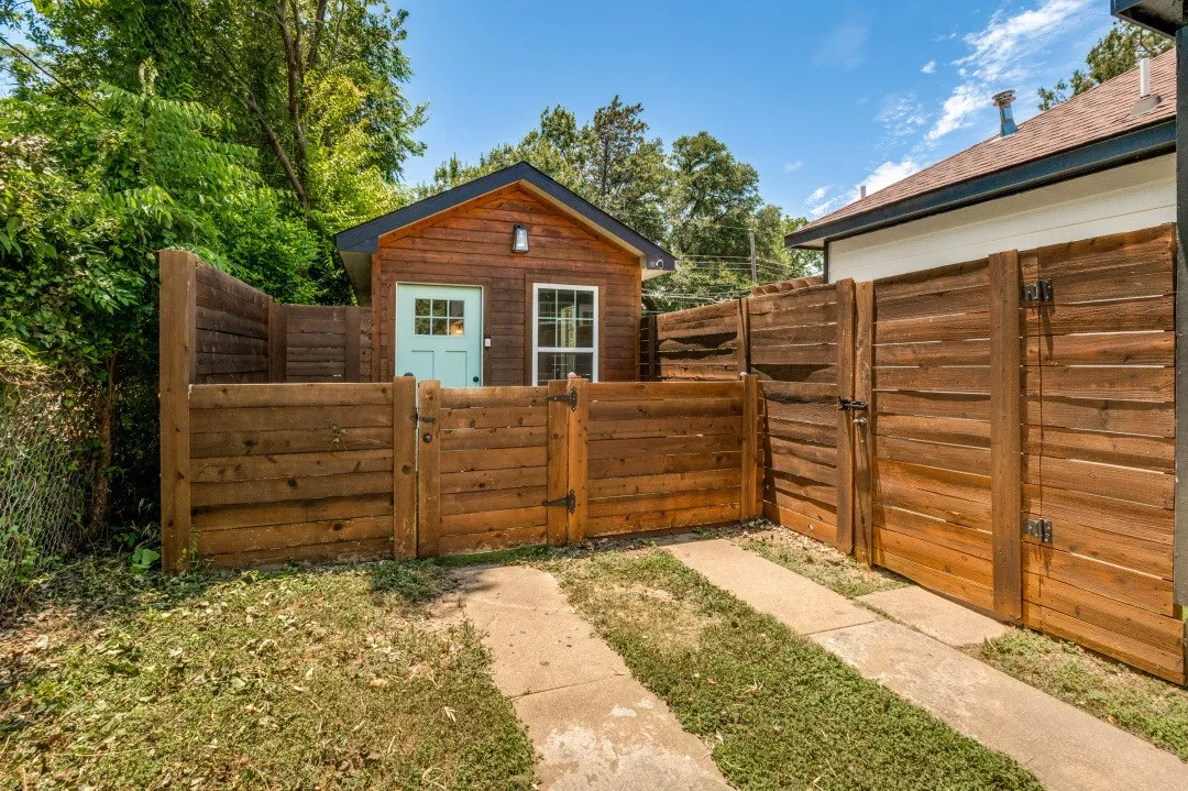 Single Family Residence For Rent in Dallas County , 2744 Catherine Street, Dallas, Texas 75211, 3 Bedroom, 3 Bathroom, Garage spaces, 1,565 Sqft, built in 1927, mls#21387454, Real Estate Agent in Dallas, Homes For Rent in Dallas county, Homes For Rent in Dallas, Realtor in Dallas Texas, Real Estate Brokerage Independent Realty Texas, Luminita Cordes Realtor