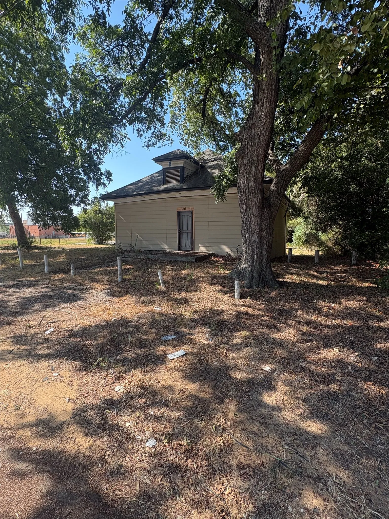 Single Family Residence For Sale in Dallas County , 3519 Parnell Street, Dallas, Texas 75215, 3 Bedroom, 1 Bathroom, Garage spaces, 1,372 Sqft, built in 1910, mls#21390266, Real Estate Agent in Dallas, Homes For Sale in Dallas county, Homes For Sale in Dallas, Realtor in Dallas Texas, Real Estate Brokerage Independent Realty Texas, Luminita Cordes Realtor