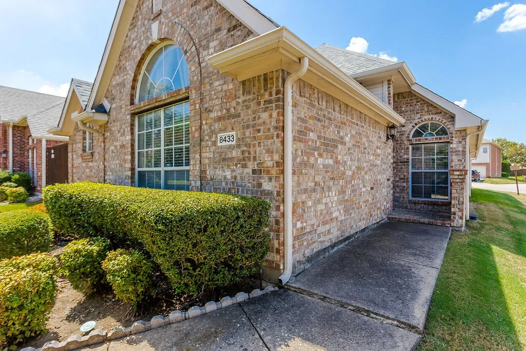 Single Family Residence For Sale in Collin County , 8433 Pipe Stone Drive, Plano, Texas 75025, 3 Bedroom, 2 Bathroom, 2 Garage spaces, 1,719 Sqft, built in 1997, mls#21390226, Real Estate Agent in Plano, Homes For Sale in Collin county, Homes For Sale in Plano, Realtor in Plano Texas, Real Estate Brokerage Independent Realty Texas, Luminita Cordes Realtor