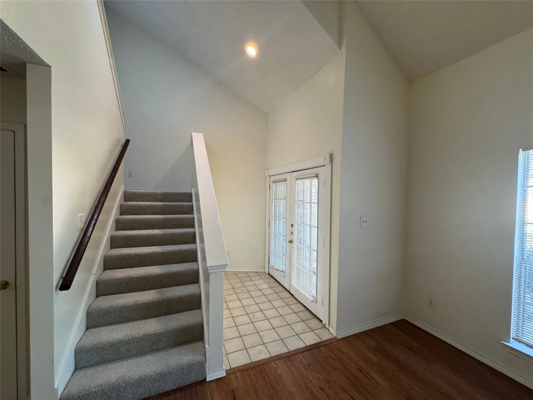 Townhouse For Rent in Dallas County , 702 Bel Aire, Irving, Texas 75061, 2 Bedroom, 3 Bathroom, 2 Garage spaces, 1,544 Sqft, built in 1985, mls#21390271, Real Estate Agent in Irving, Homes For Rent in Dallas county, Homes For Rent in Irving, Realtor in Irving Texas, Real Estate Brokerage Independent Realty Texas, Luminita Cordes Realtor