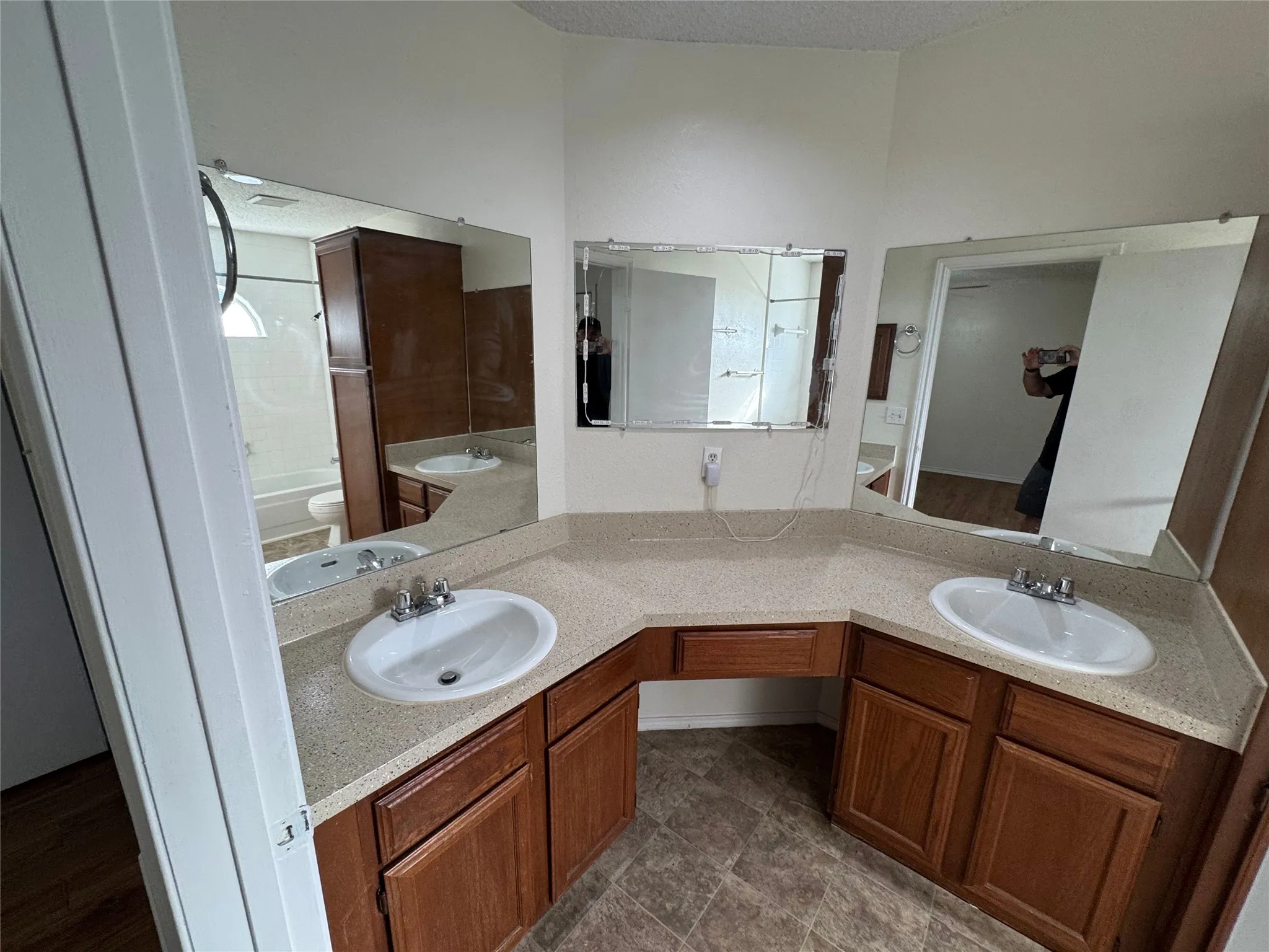 Townhouse For Rent in Dallas County , 702 Bel Aire, Irving, Texas 75061, 2 Bedroom, 3 Bathroom, 2 Garage spaces, 1,544 Sqft, built in 1985, mls#21390271, Real Estate Agent in Irving, Homes For Rent in Dallas county, Homes For Rent in Irving, Realtor in Irving Texas, Real Estate Brokerage Independent Realty Texas, Luminita Cordes Realtor