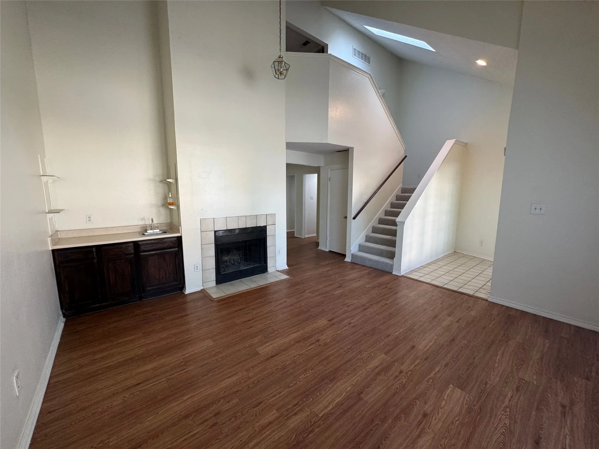 Townhouse For Rent in Dallas County , 702 Bel Aire, Irving, Texas 75061, 2 Bedroom, 3 Bathroom, 2 Garage spaces, 1,544 Sqft, built in 1985, mls#21390271, Real Estate Agent in Irving, Homes For Rent in Dallas county, Homes For Rent in Irving, Realtor in Irving Texas, Real Estate Brokerage Independent Realty Texas, Luminita Cordes Realtor
