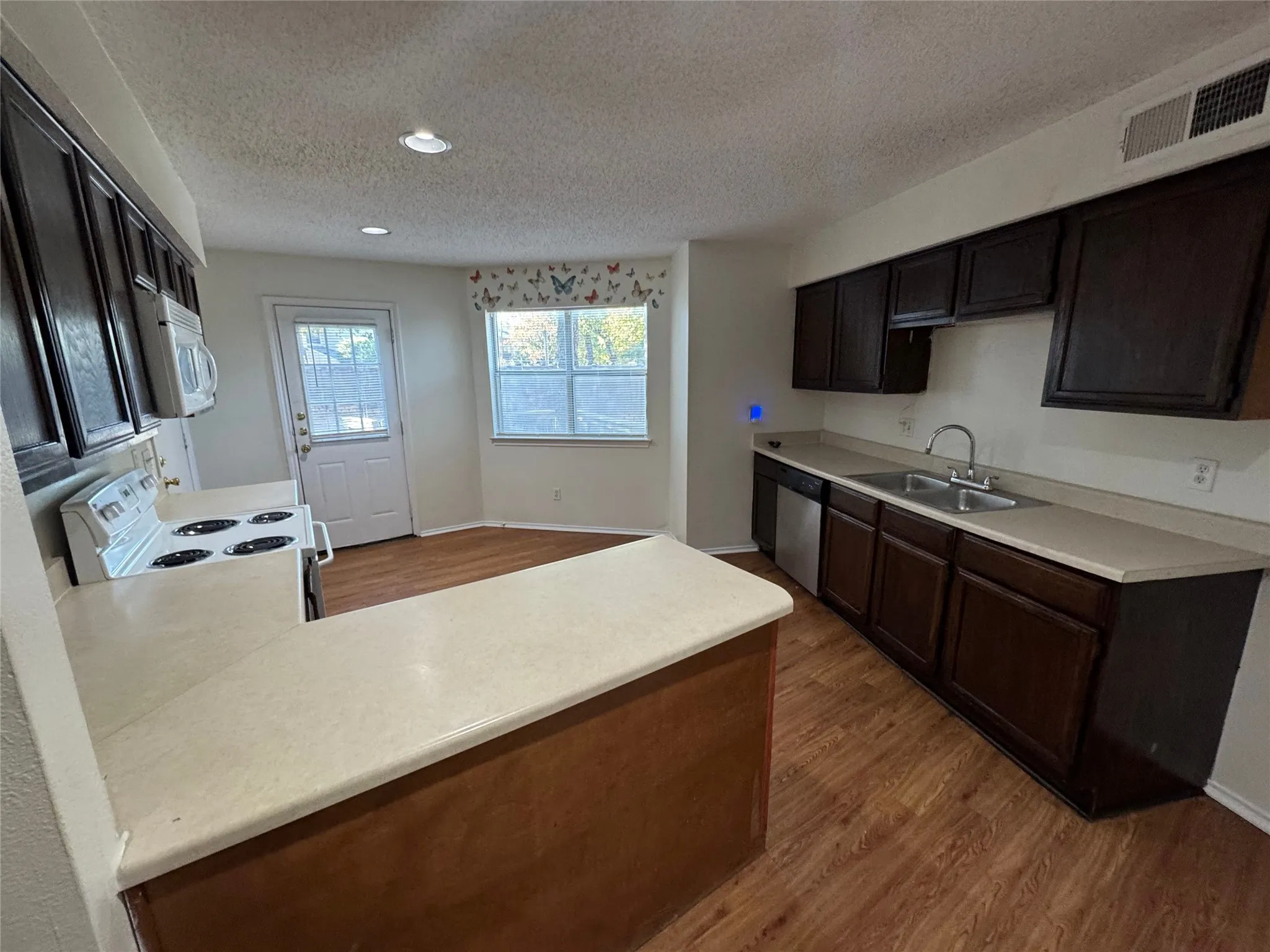 Townhouse For Rent in Dallas County , 702 Bel Aire, Irving, Texas 75061, 2 Bedroom, 3 Bathroom, 2 Garage spaces, 1,544 Sqft, built in 1985, mls#21390271, Real Estate Agent in Irving, Homes For Rent in Dallas county, Homes For Rent in Irving, Realtor in Irving Texas, Real Estate Brokerage Independent Realty Texas, Luminita Cordes Realtor