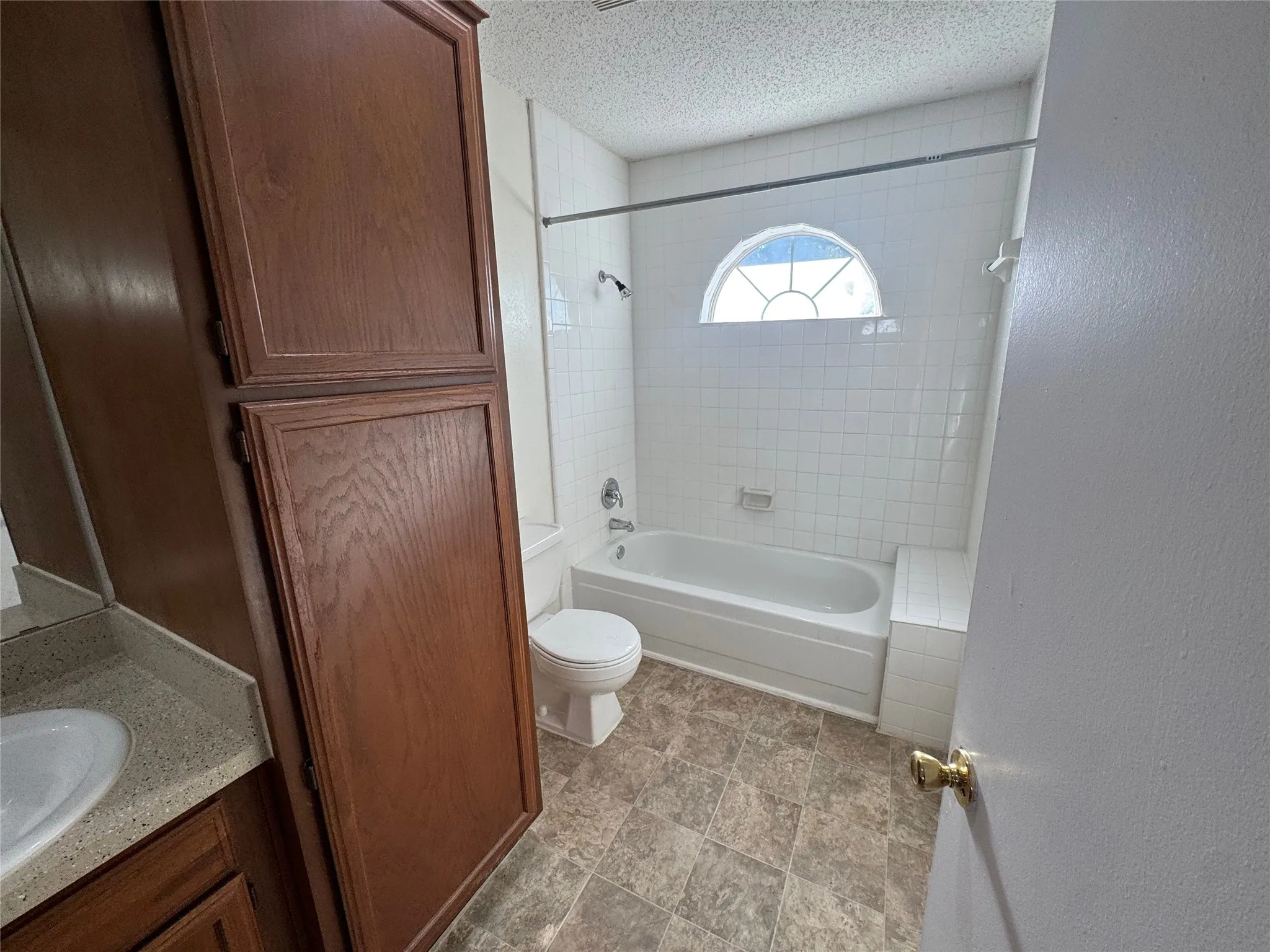 Townhouse For Rent in Dallas County , 702 Bel Aire, Irving, Texas 75061, 2 Bedroom, 3 Bathroom, 2 Garage spaces, 1,544 Sqft, built in 1985, mls#21390271, Real Estate Agent in Irving, Homes For Rent in Dallas county, Homes For Rent in Irving, Realtor in Irving Texas, Real Estate Brokerage Independent Realty Texas, Luminita Cordes Realtor