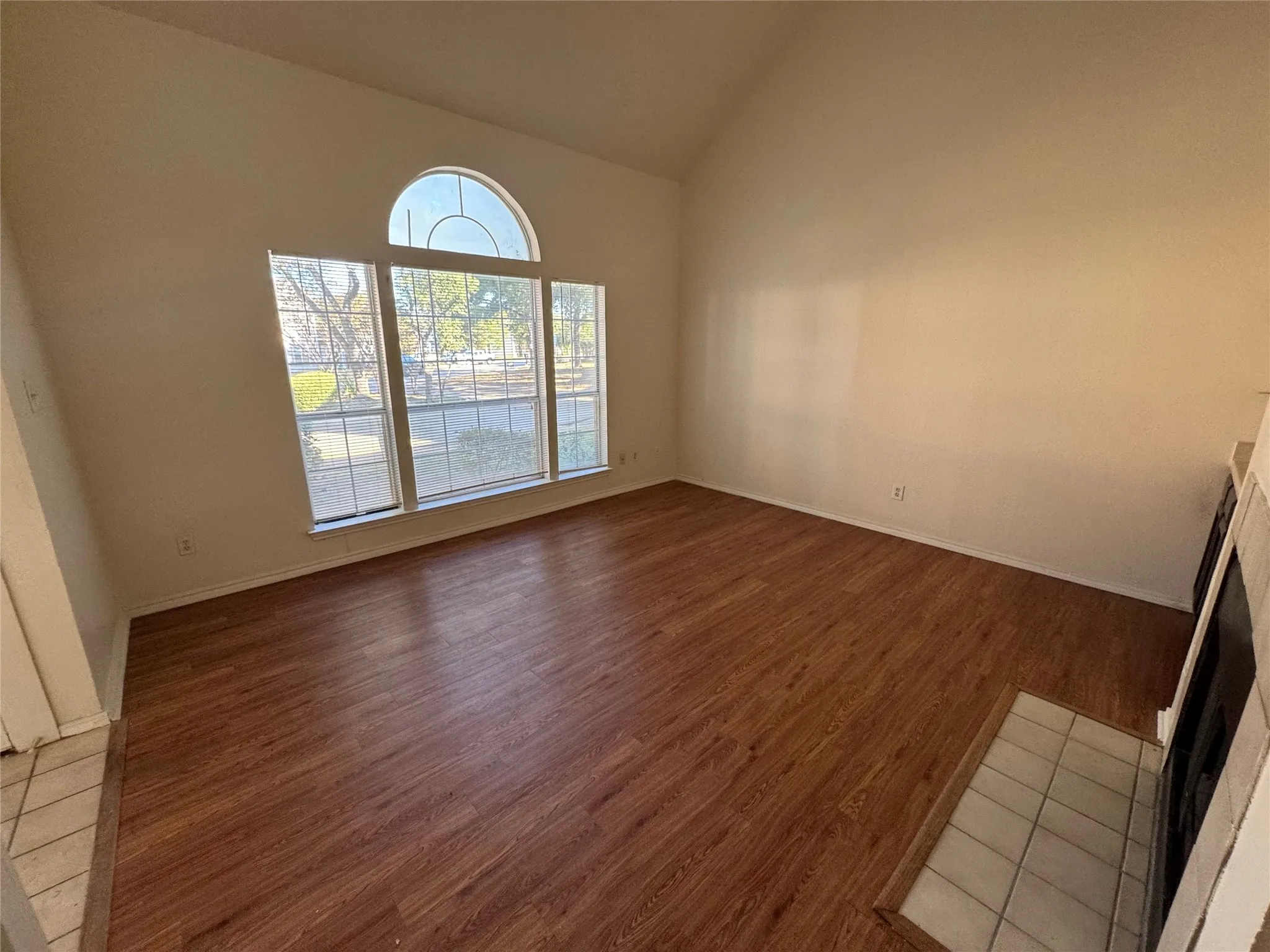 Townhouse For Rent in Dallas County , 702 Bel Aire, Irving, Texas 75061, 2 Bedroom, 3 Bathroom, 2 Garage spaces, 1,544 Sqft, built in 1985, mls#21390271, Real Estate Agent in Irving, Homes For Rent in Dallas county, Homes For Rent in Irving, Realtor in Irving Texas, Real Estate Brokerage Independent Realty Texas, Luminita Cordes Realtor