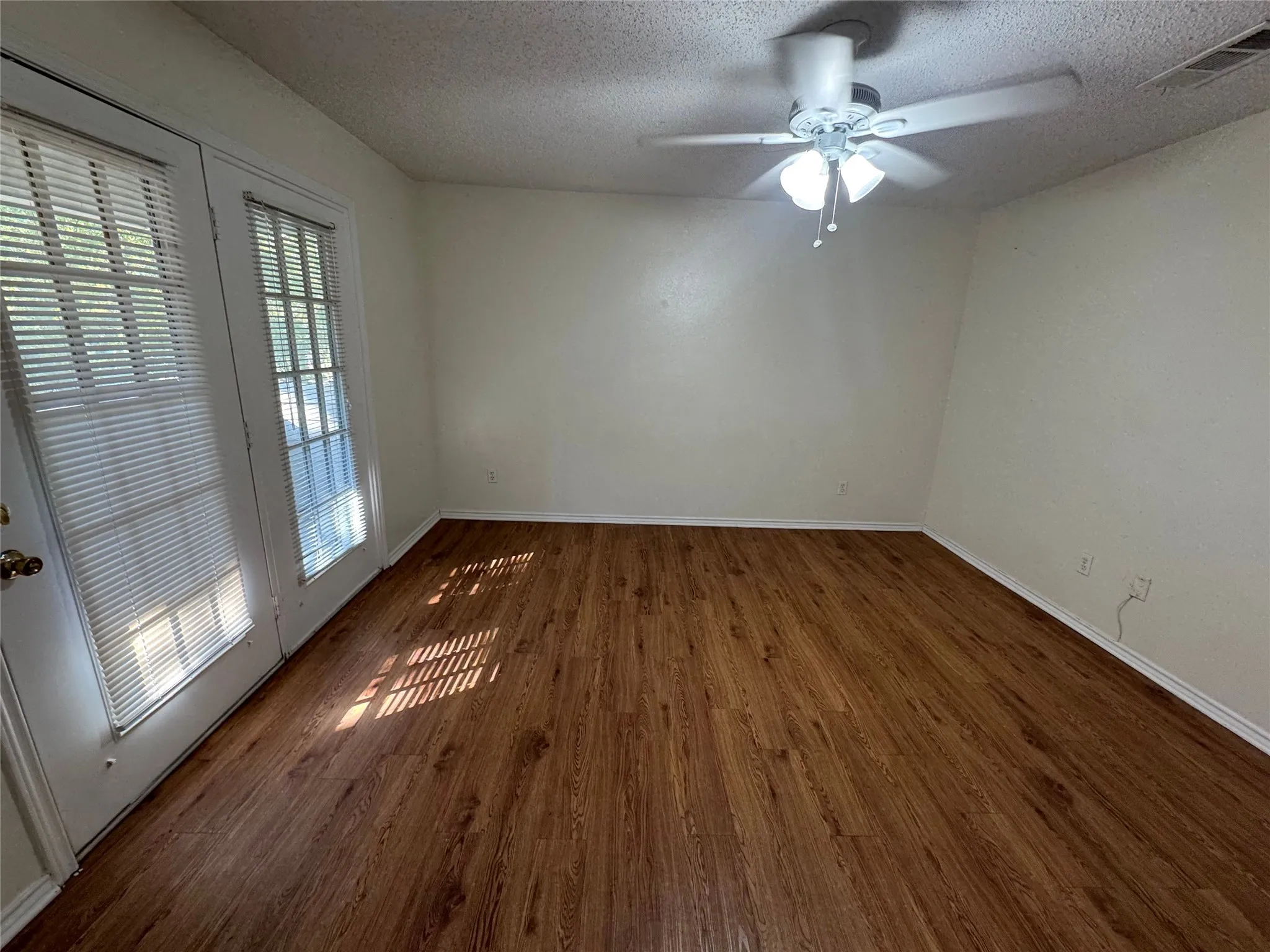 Townhouse For Rent in Dallas County , 702 Bel Aire, Irving, Texas 75061, 2 Bedroom, 3 Bathroom, 2 Garage spaces, 1,544 Sqft, built in 1985, mls#21390271, Real Estate Agent in Irving, Homes For Rent in Dallas county, Homes For Rent in Irving, Realtor in Irving Texas, Real Estate Brokerage Independent Realty Texas, Luminita Cordes Realtor