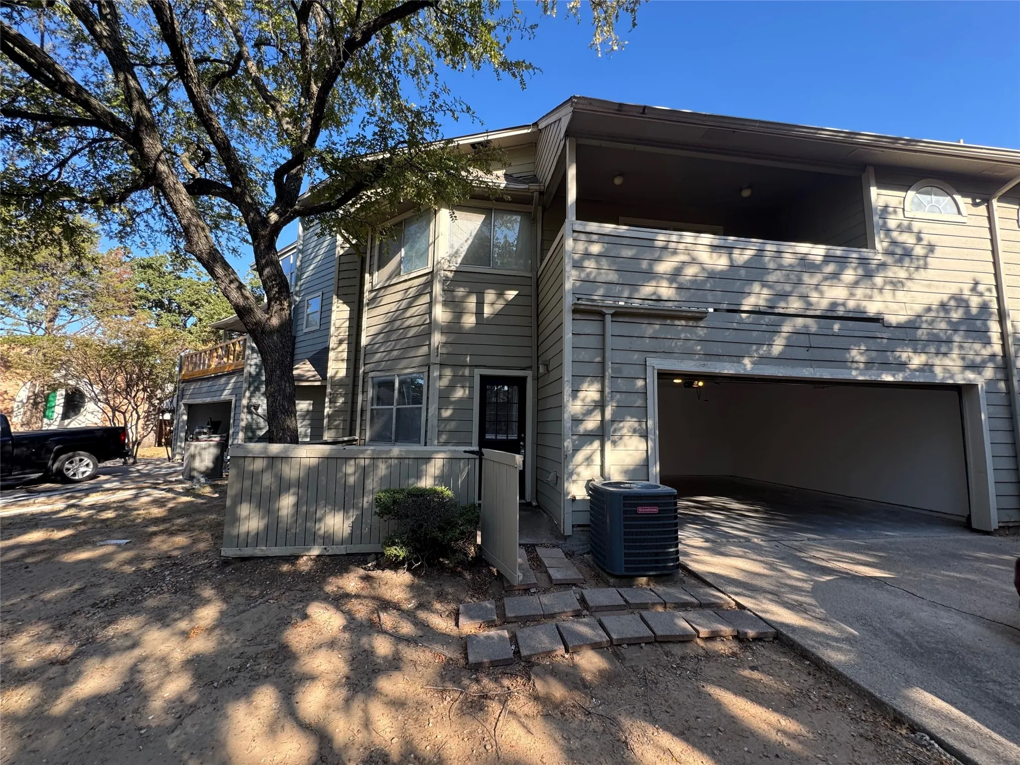 Townhouse For Rent in Dallas County , 702 Bel Aire, Irving, Texas 75061, 2 Bedroom, 3 Bathroom, 2 Garage spaces, 1,544 Sqft, built in 1985, mls#21390271, Real Estate Agent in Irving, Homes For Rent in Dallas county, Homes For Rent in Irving, Realtor in Irving Texas, Real Estate Brokerage Independent Realty Texas, Luminita Cordes Realtor
