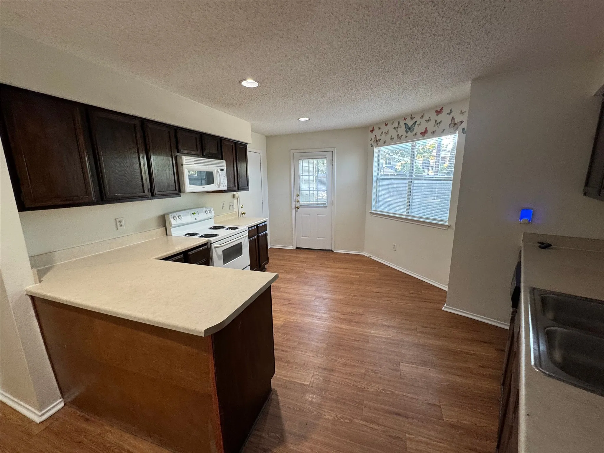 Townhouse For Rent in Dallas County , 702 Bel Aire, Irving, Texas 75061, 2 Bedroom, 3 Bathroom, 2 Garage spaces, 1,544 Sqft, built in 1985, mls#21390271, Real Estate Agent in Irving, Homes For Rent in Dallas county, Homes For Rent in Irving, Realtor in Irving Texas, Real Estate Brokerage Independent Realty Texas, Luminita Cordes Realtor