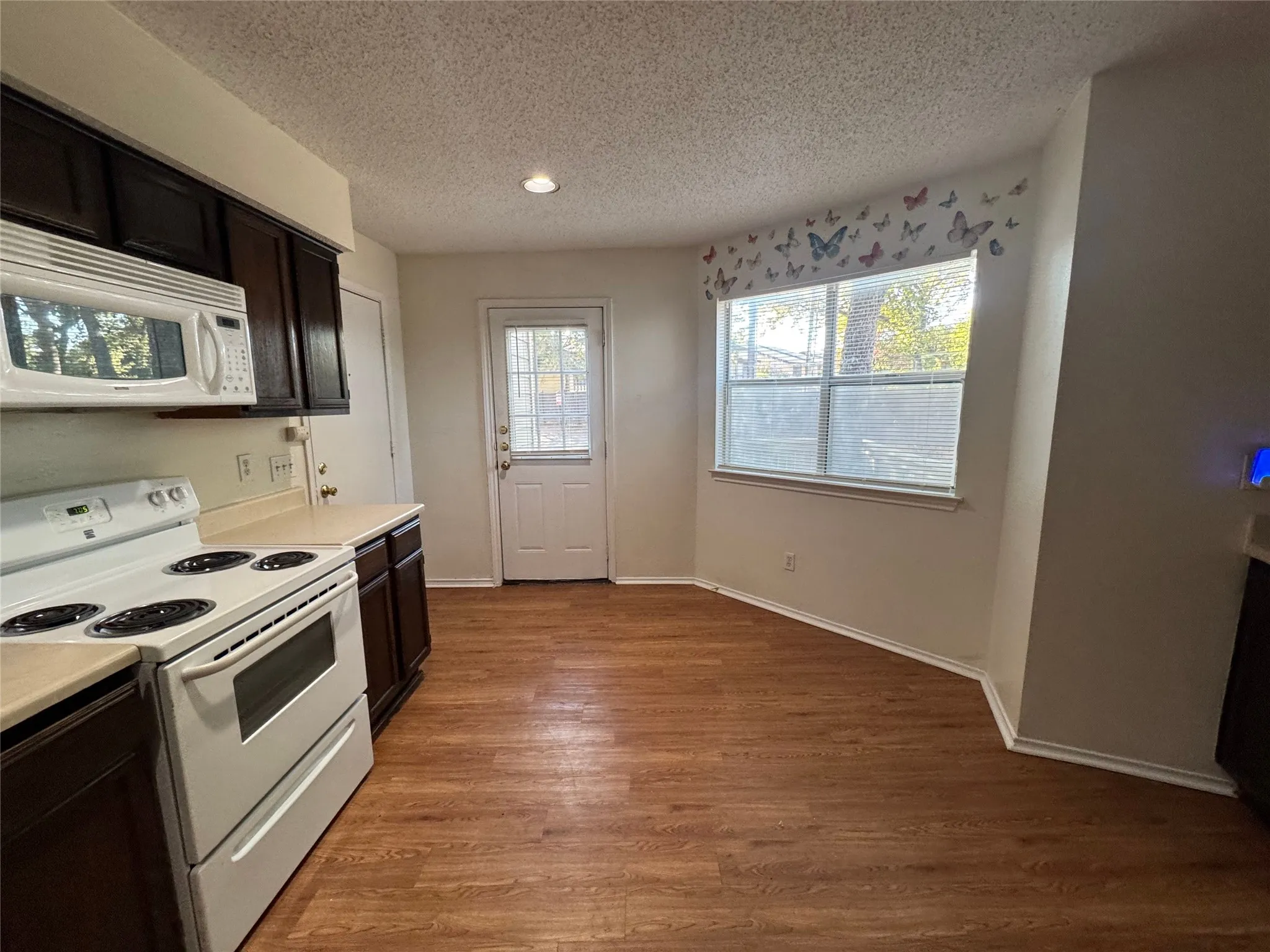 Townhouse For Rent in Dallas County , 702 Bel Aire, Irving, Texas 75061, 2 Bedroom, 3 Bathroom, 2 Garage spaces, 1,544 Sqft, built in 1985, mls#21390271, Real Estate Agent in Irving, Homes For Rent in Dallas county, Homes For Rent in Irving, Realtor in Irving Texas, Real Estate Brokerage Independent Realty Texas, Luminita Cordes Realtor