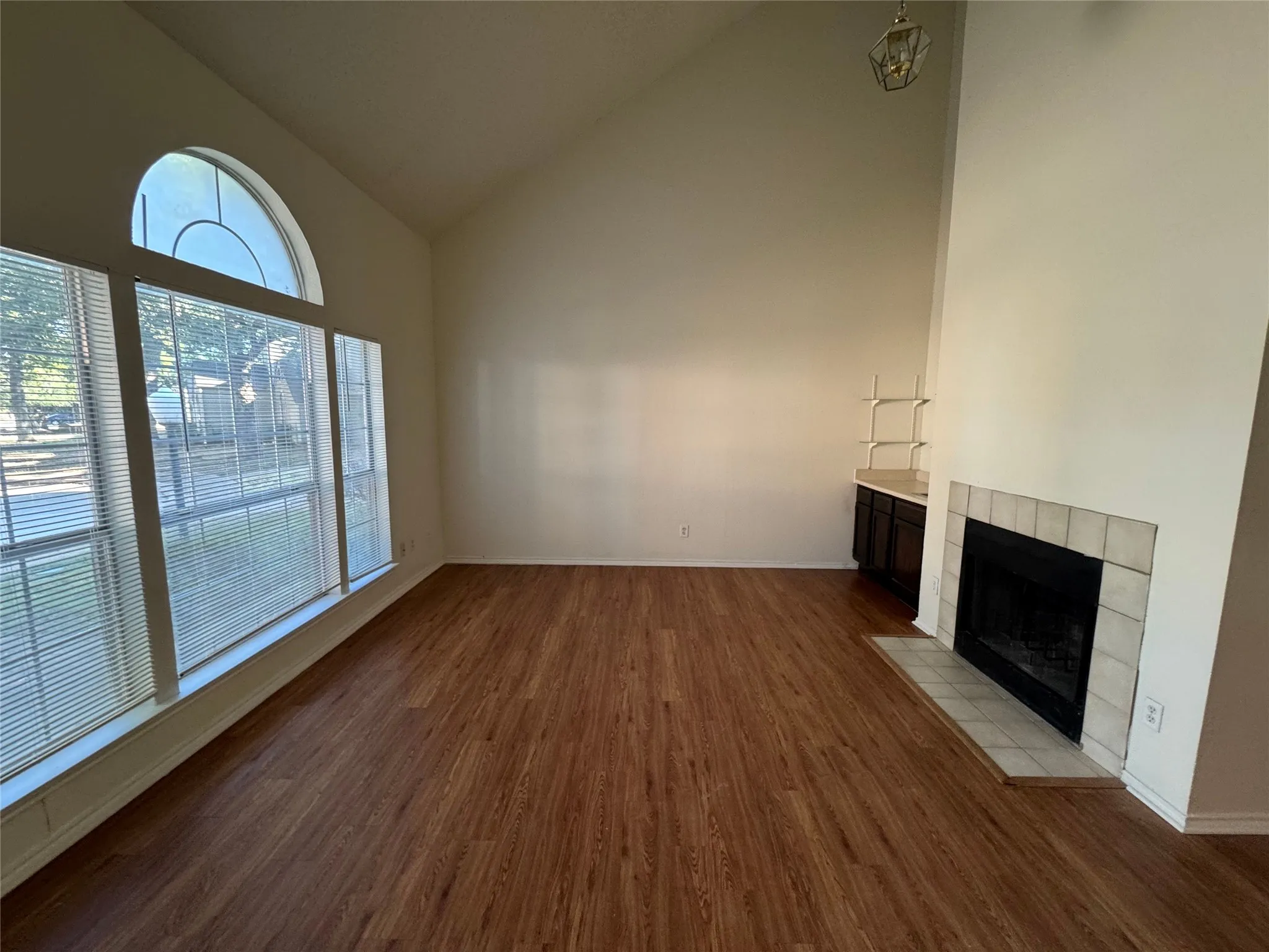 Townhouse For Rent in Dallas County , 702 Bel Aire, Irving, Texas 75061, 2 Bedroom, 3 Bathroom, 2 Garage spaces, 1,544 Sqft, built in 1985, mls#21390271, Real Estate Agent in Irving, Homes For Rent in Dallas county, Homes For Rent in Irving, Realtor in Irving Texas, Real Estate Brokerage Independent Realty Texas, Luminita Cordes Realtor