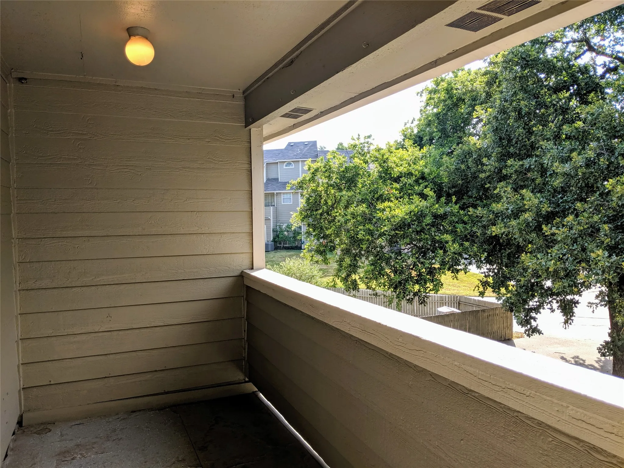 Townhouse For Rent in Dallas County , 702 Bel Aire, Irving, Texas 75061, 2 Bedroom, 3 Bathroom, 2 Garage spaces, 1,544 Sqft, built in 1985, mls#21390271, Real Estate Agent in Irving, Homes For Rent in Dallas county, Homes For Rent in Irving, Realtor in Irving Texas, Real Estate Brokerage Independent Realty Texas, Luminita Cordes Realtor