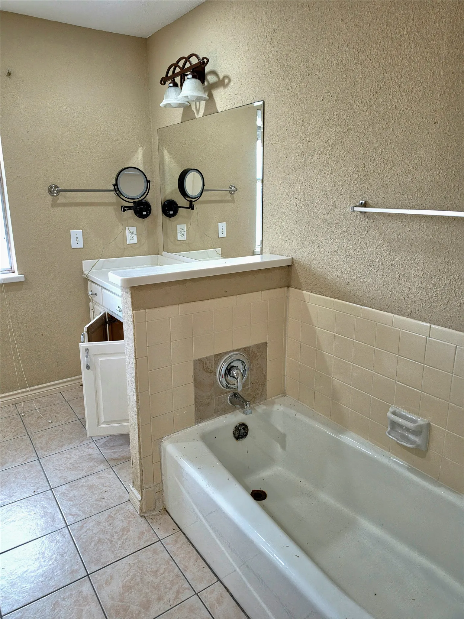 Single Family Residence For Sale in Collin County , 2308 Cliffside Drive, Plano, Texas 75023, 4 Bedroom, 3 Bathroom, 2 Garage spaces, 2,376 Sqft, built in 1979, mls#21390272, Real Estate Agent in Plano, Homes For Sale in Collin county, Homes For Sale in Plano, Realtor in Plano Texas, Real Estate Brokerage Independent Realty Texas, Luminita Cordes Realtor