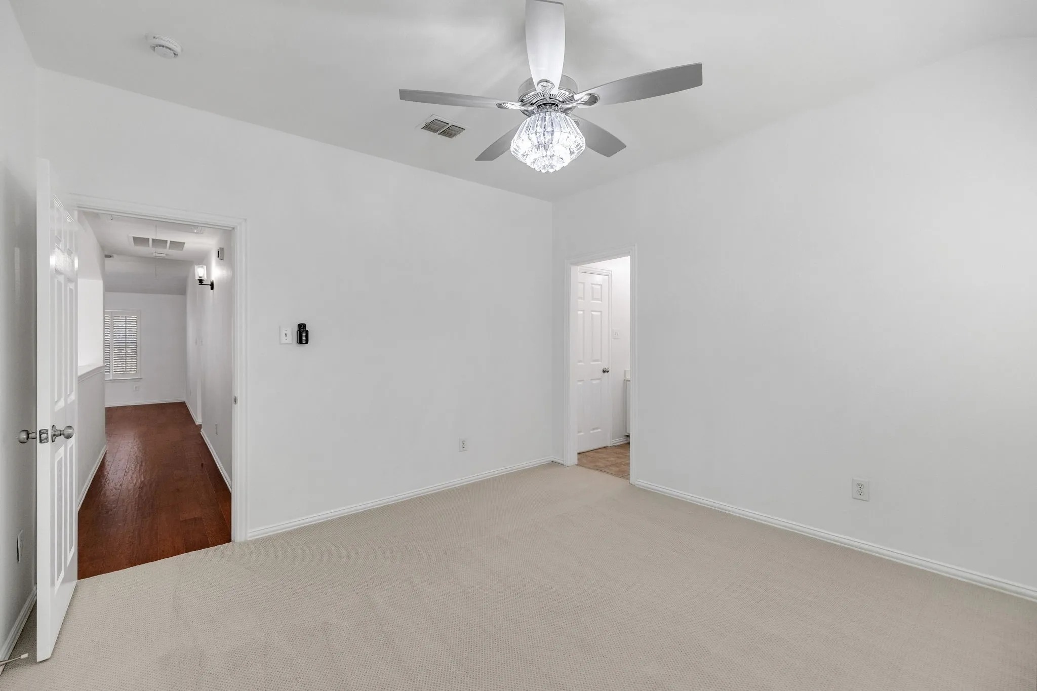 Neutral tone carpet flooring